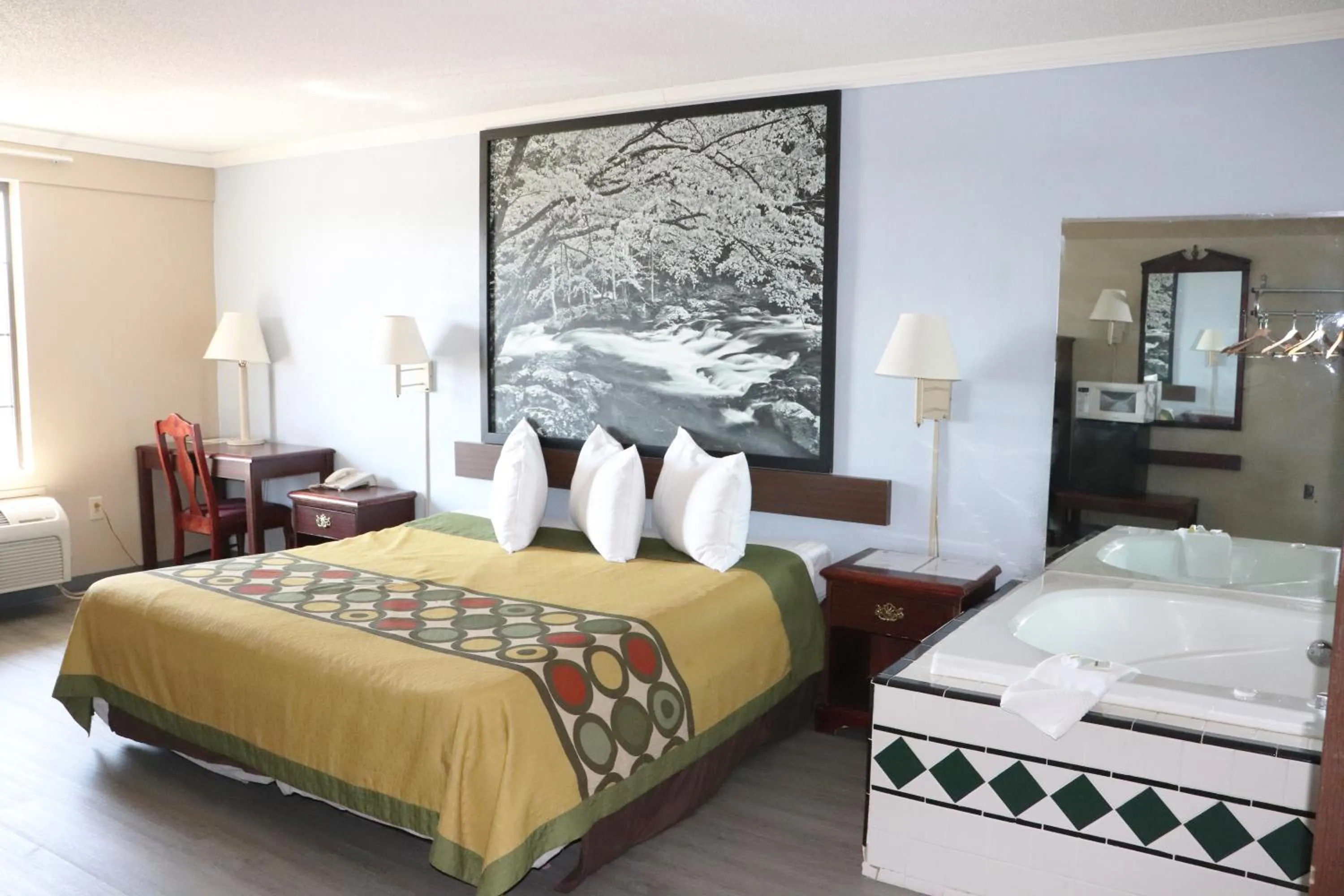 Photo of the whole room, Bed in Super 8 by Wyndham Clarksville East