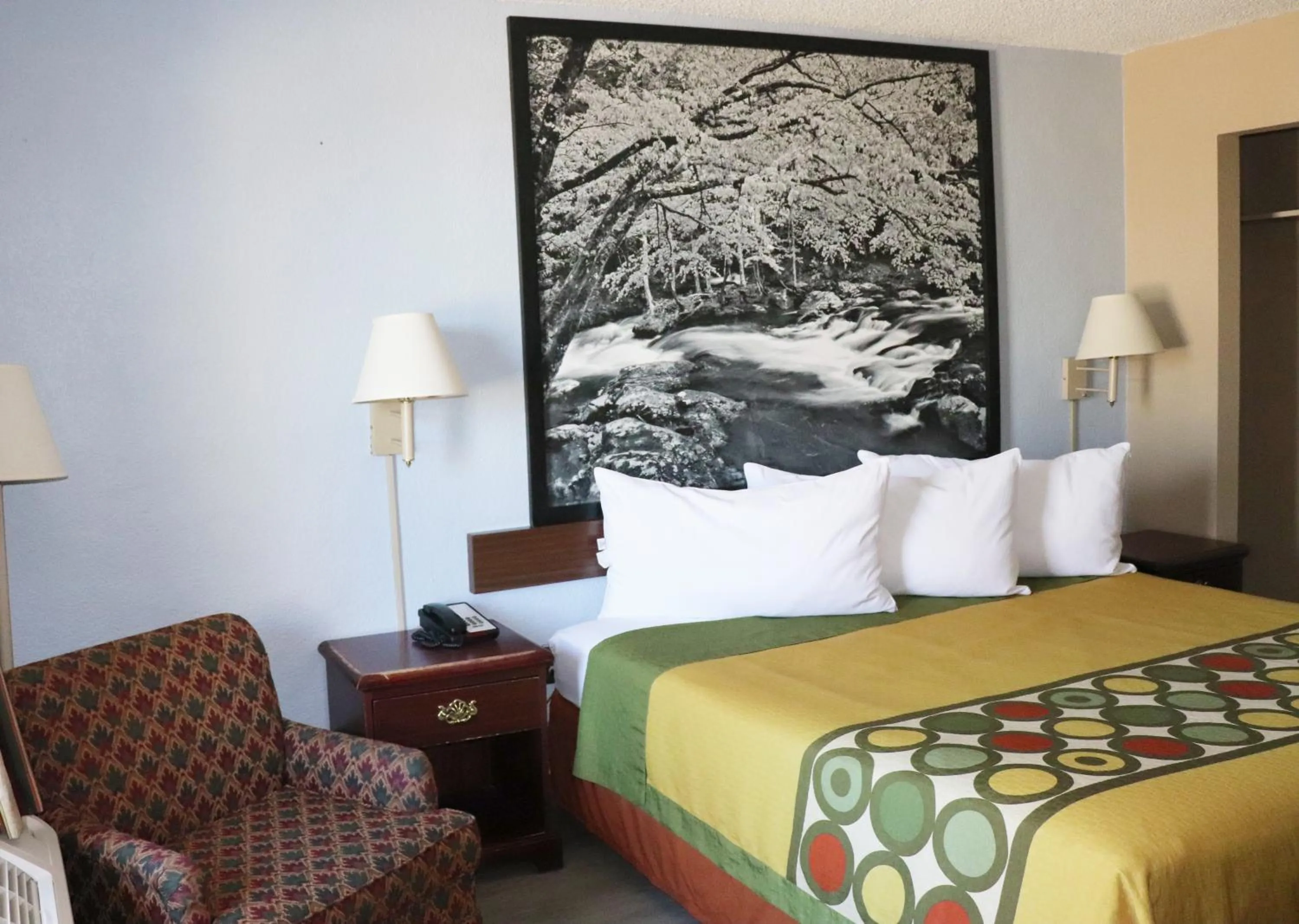 Photo of the whole room, Bed in Super 8 by Wyndham Clarksville East