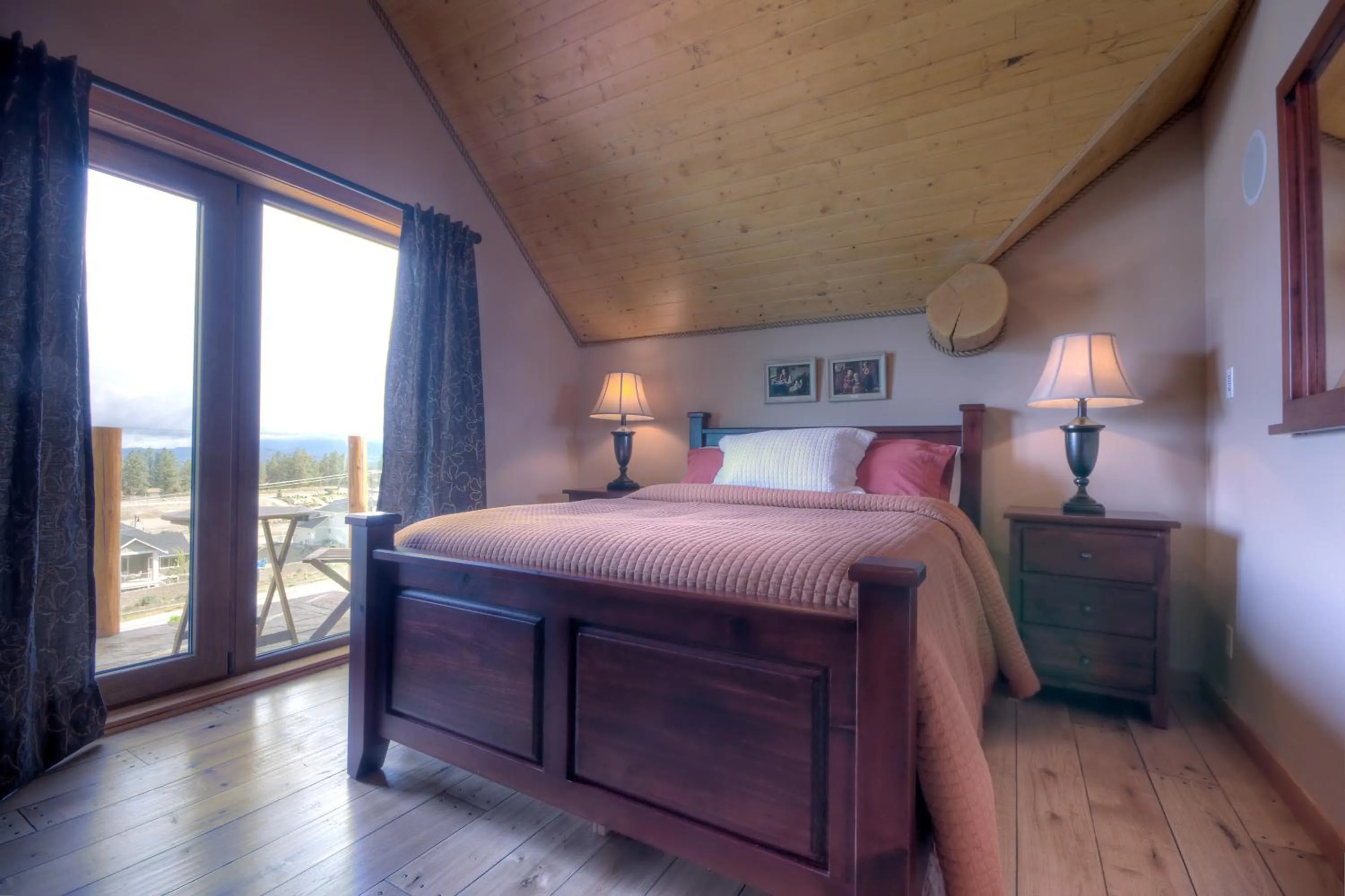 Bedroom in A Okanagan Lakeview Inn