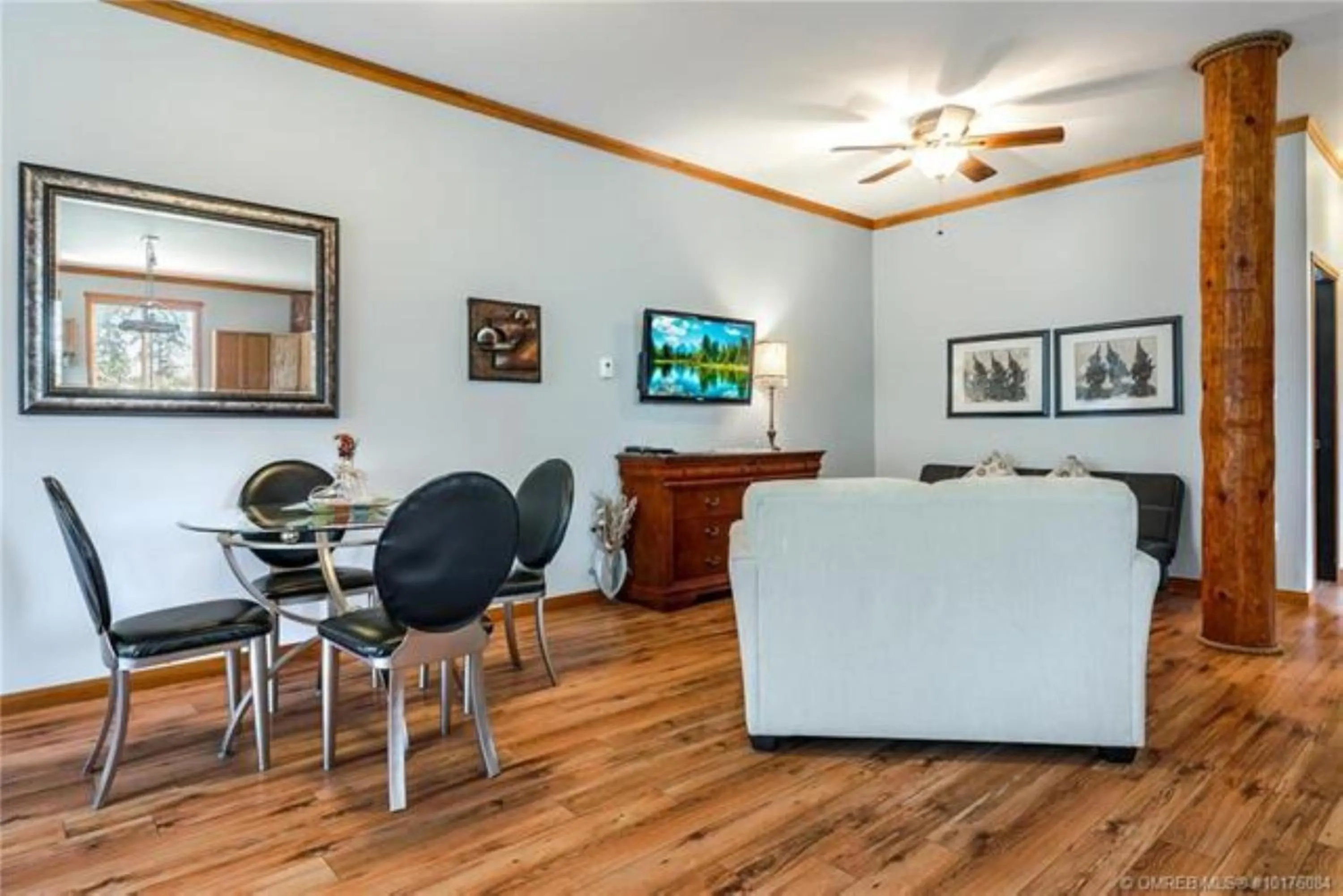 Living room, Dining Area in A Okanagan Lakeview Inn