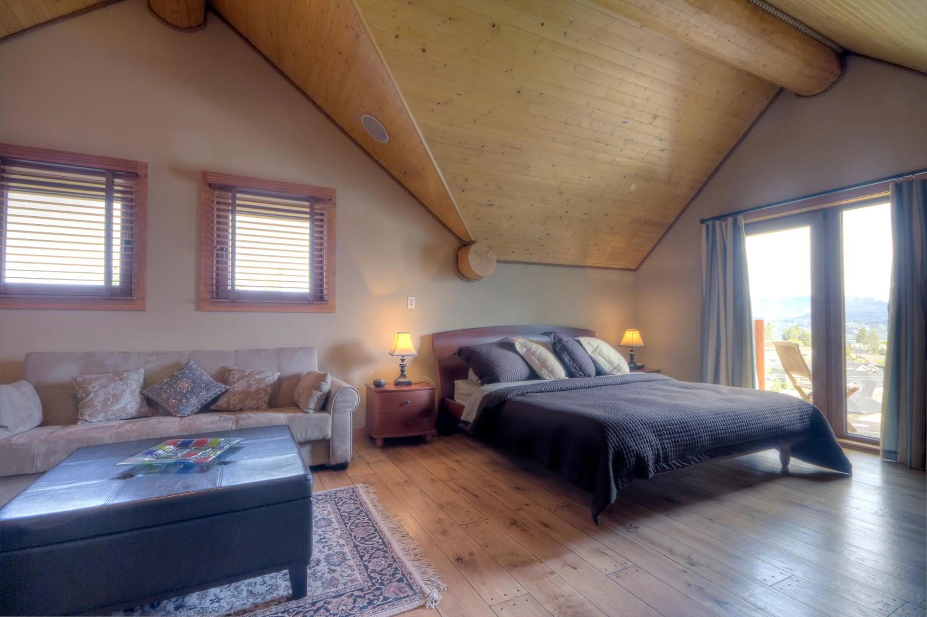 Photo of the whole room in A Okanagan Lakeview Inn