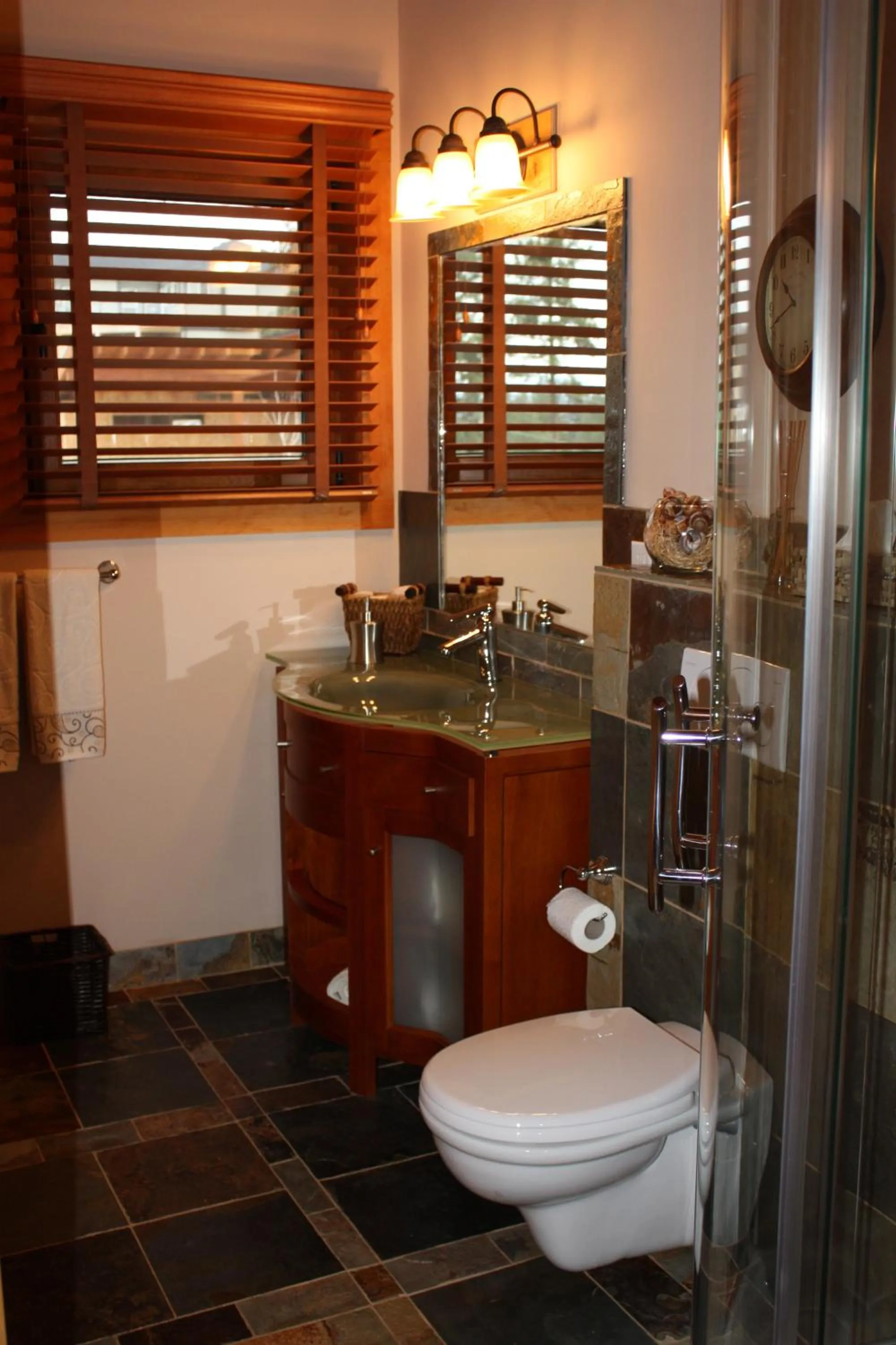 Bathroom in A Okanagan Lakeview Inn