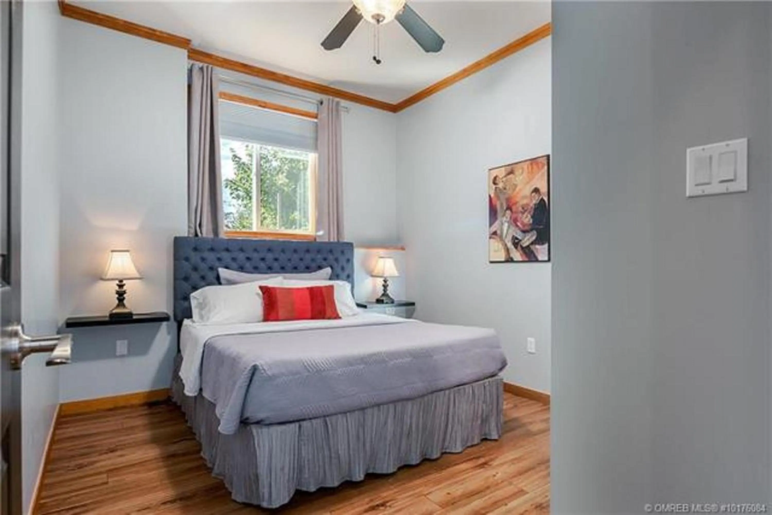 Bedroom in A Okanagan Lakeview Inn