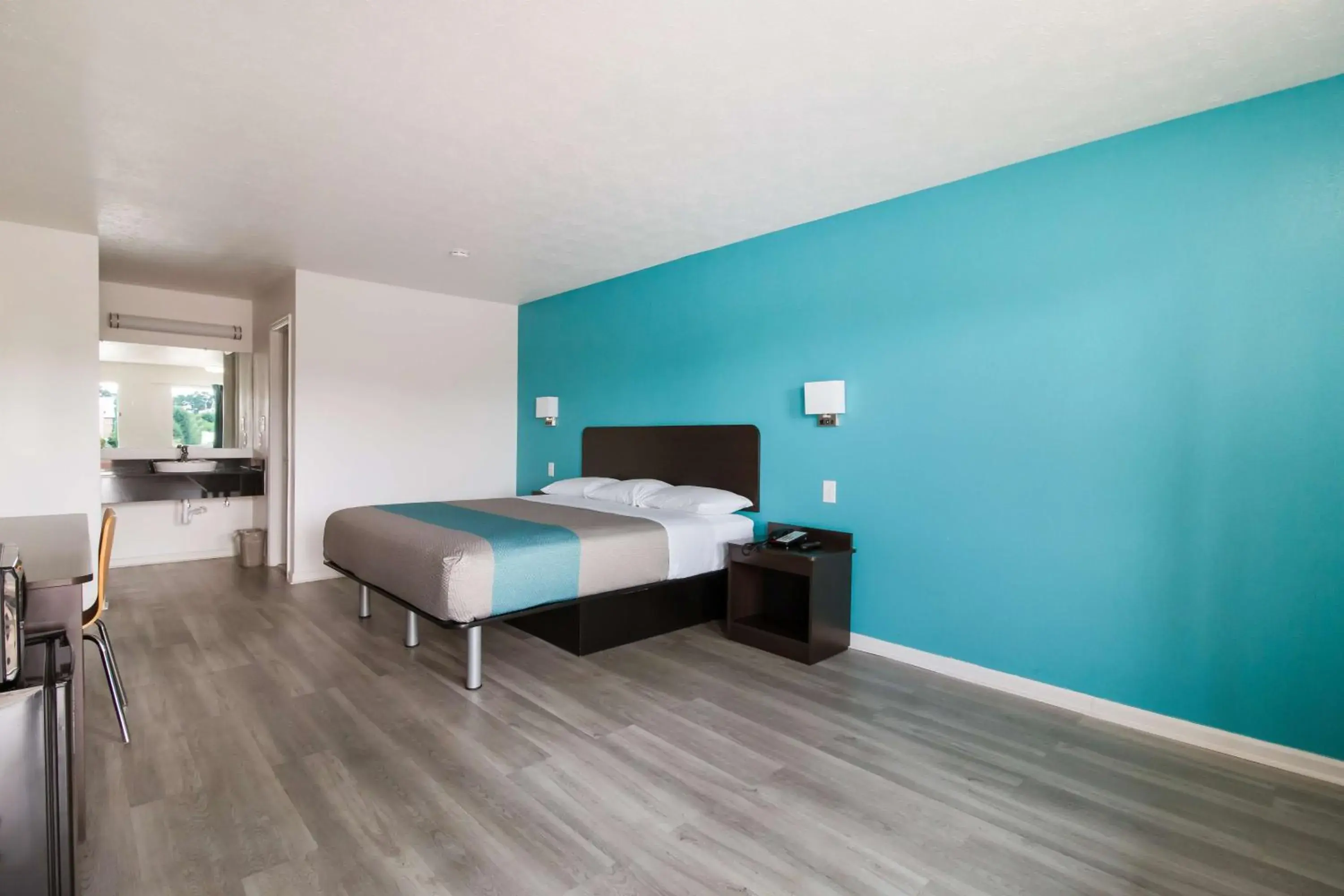 Deluxe King Room - Non-Smoking in Motel 6-Metropolis, IL Deluxe King Room - Non-Smoking in Motel 6-Metropolis, IL