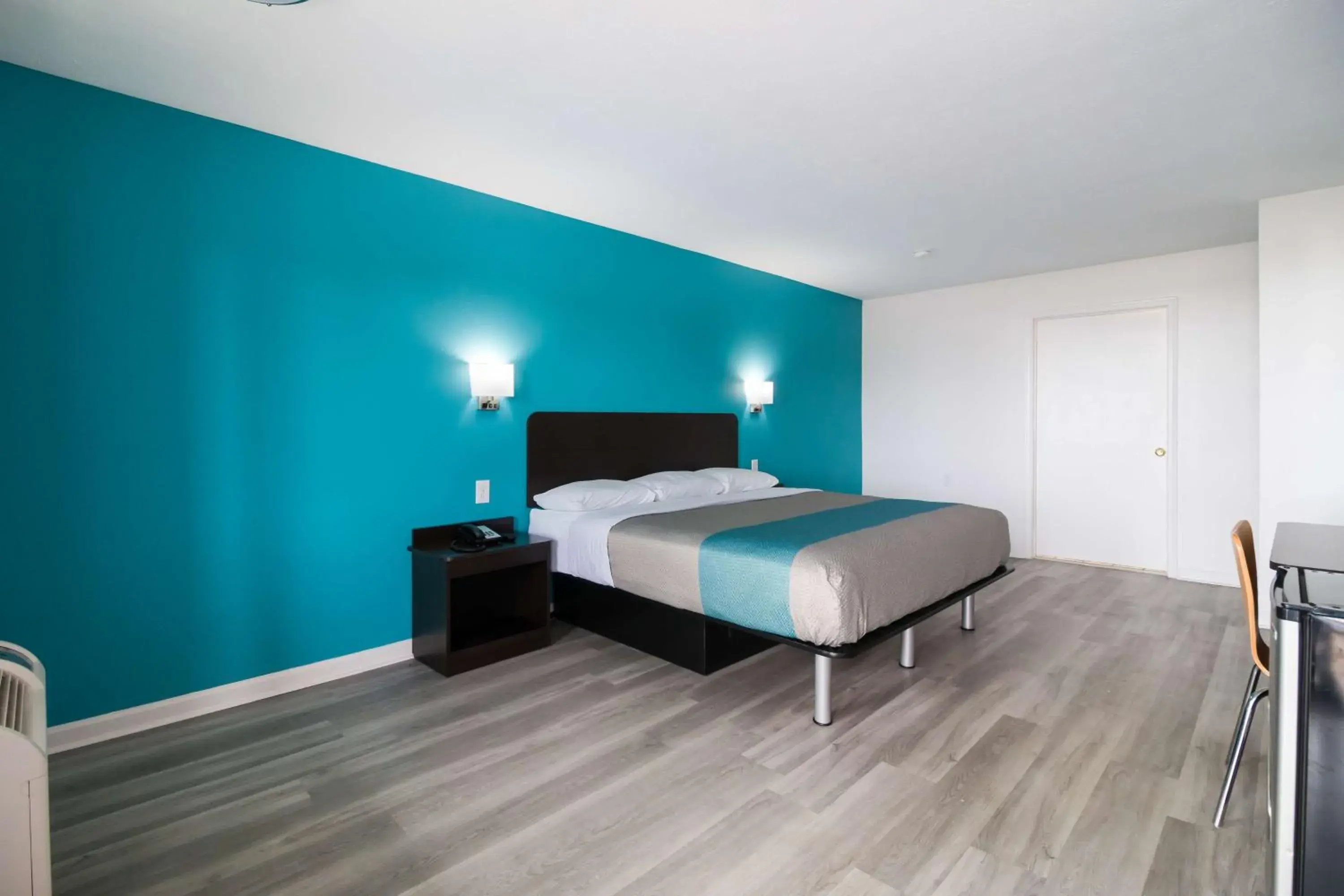 King Room with Roll-in Shower - Disability Access - Non-Smoking in Motel 6-Metropolis, IL King Room with Roll-in Shower - Disability Access - Non-Smoking in Motel 6-Metropolis, IL