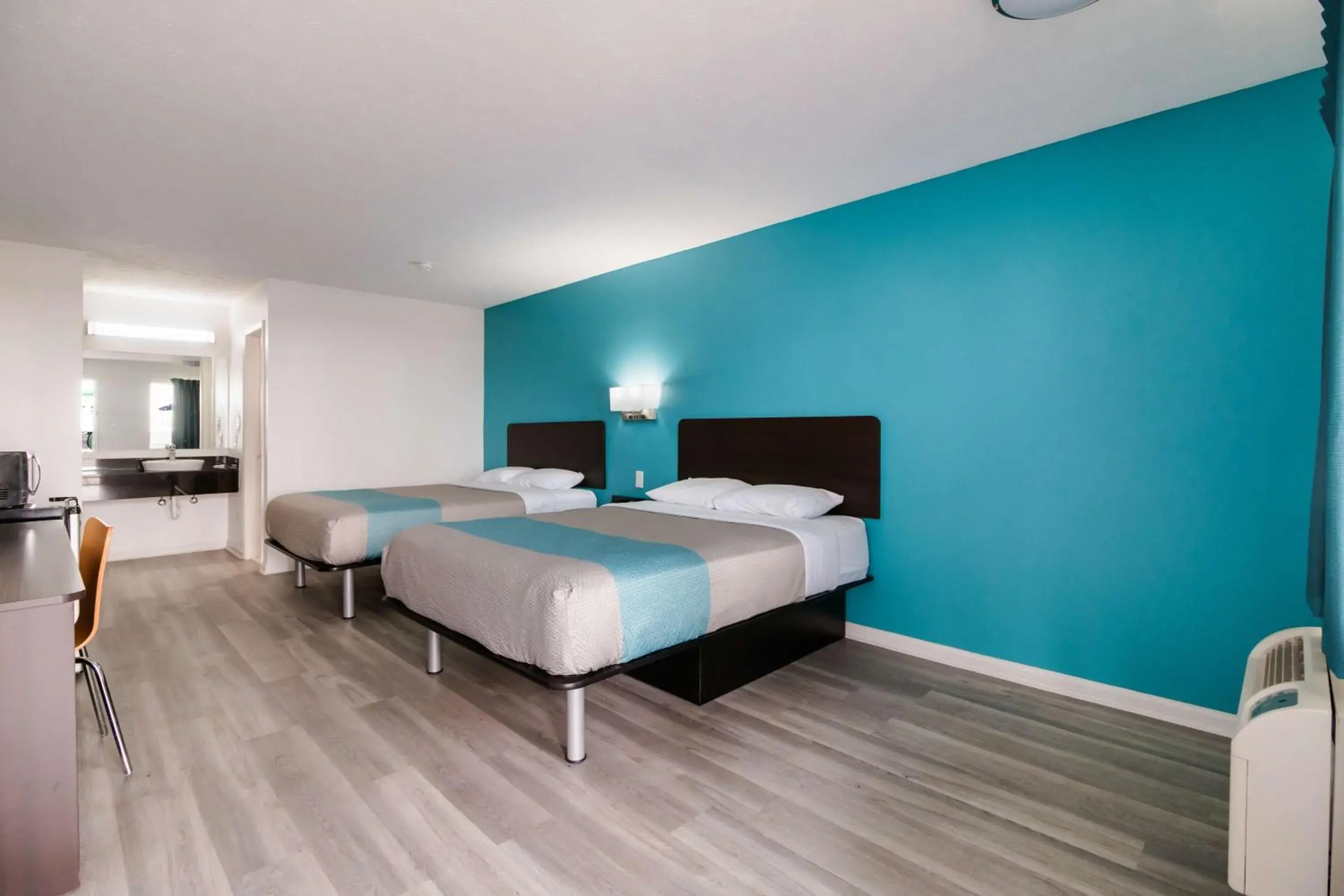 Deluxe Queen Room with Two Queen Beds - Smoking in Motel 6-Metropolis, IL Deluxe Queen Room with Two Queen Beds - Smoking in Motel 6-Metropolis, IL