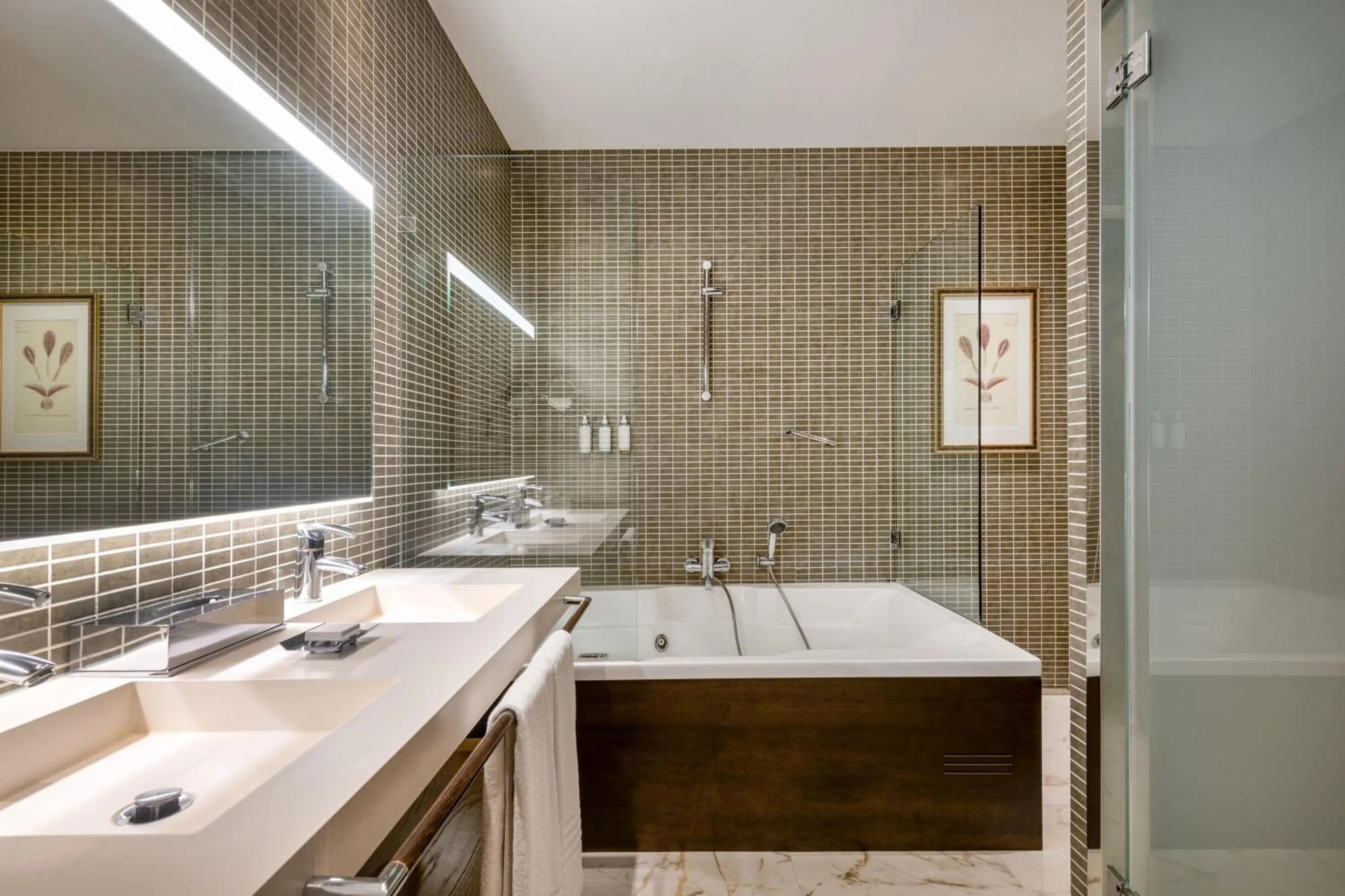 Bathroom in Hotel Palacio del Retiro, Autograph Collection