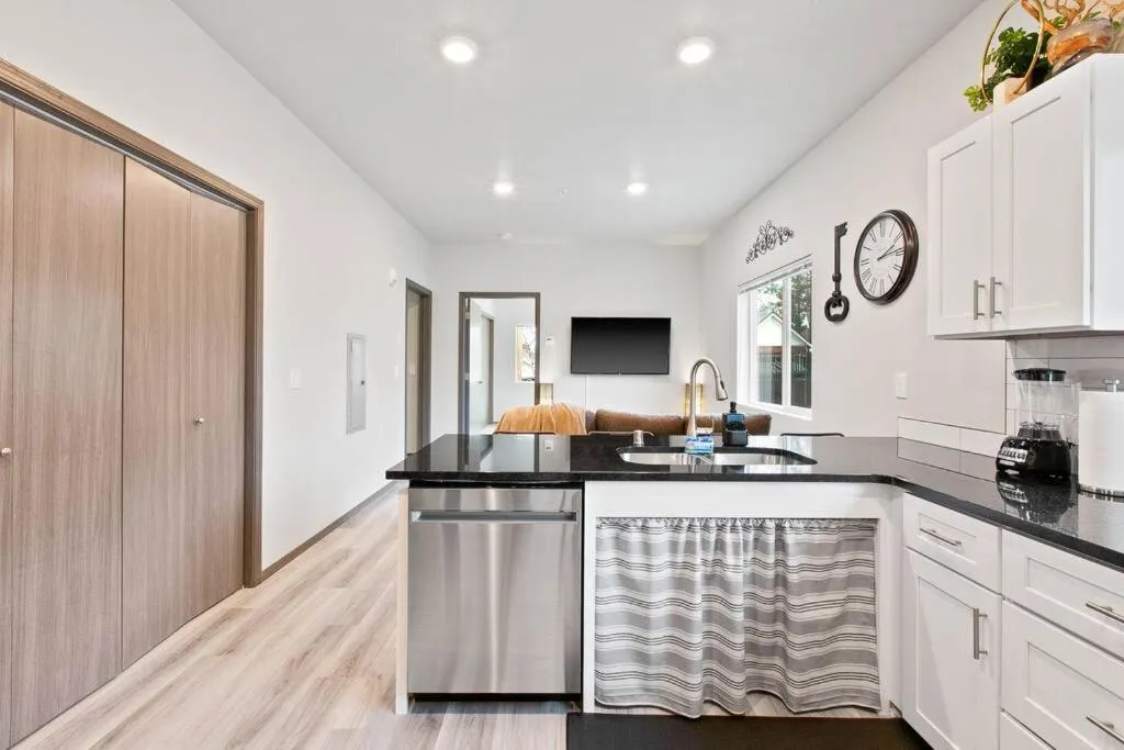 Full ADA Unit - 2 Bed 2 Bath Unit Near Downtown