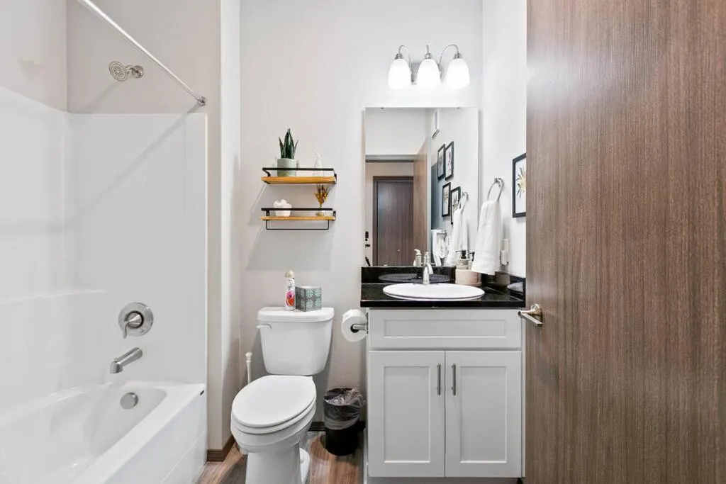 Full ADA Unit - 2 Bed 2 Bath Unit Near Downtown