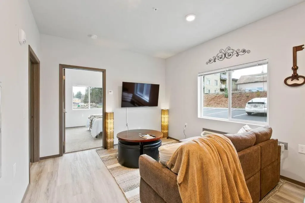 Full ADA Unit - 2 Bed 2 Bath Unit Near Downtown