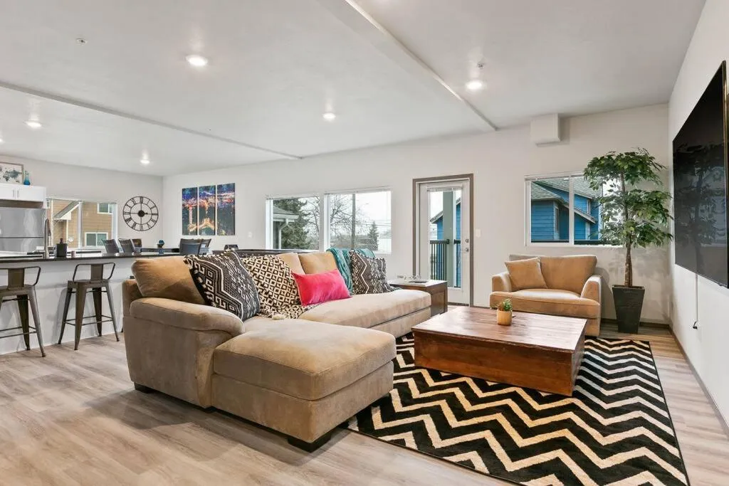 HUGE-Fun-Trendy Apt by Perry District & Downtown