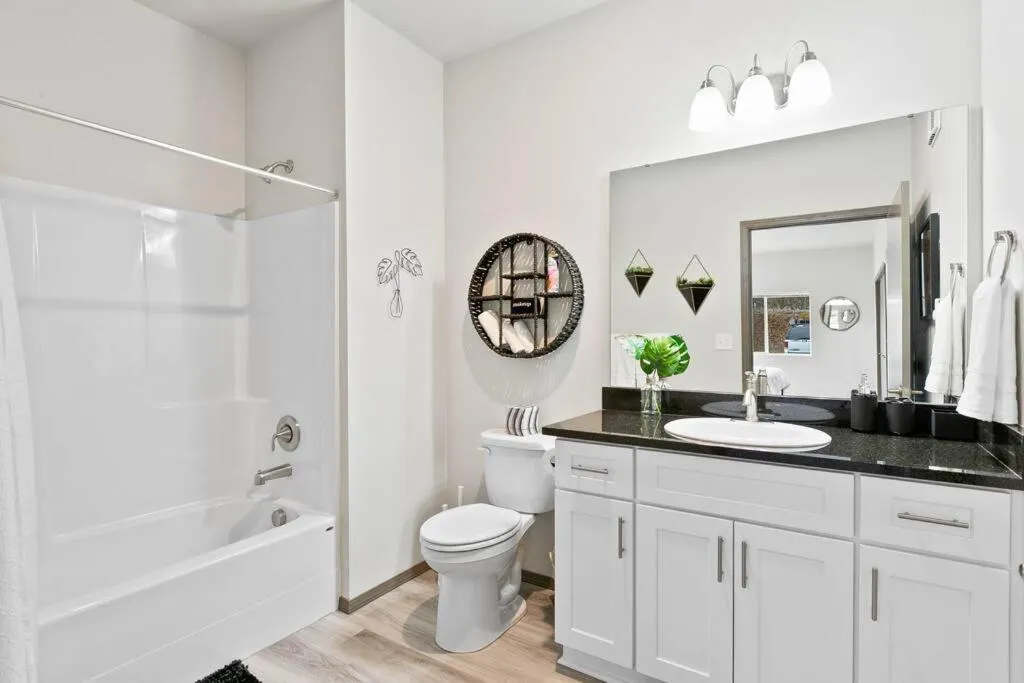 HUGE-Fun-Trendy Apt by Perry District & Downtown