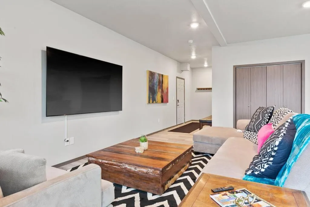 HUGE-Fun-Trendy Apt by Perry District & Downtown