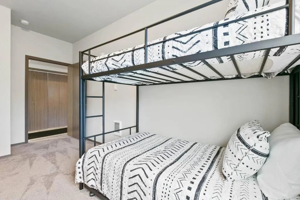 Bed in HUGE-Fun-Trendy Apt by Perry District & Downtown
