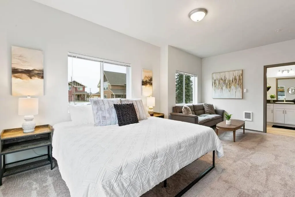 Bed in HUGE-Fun-Trendy Apt by Perry District & Downtown