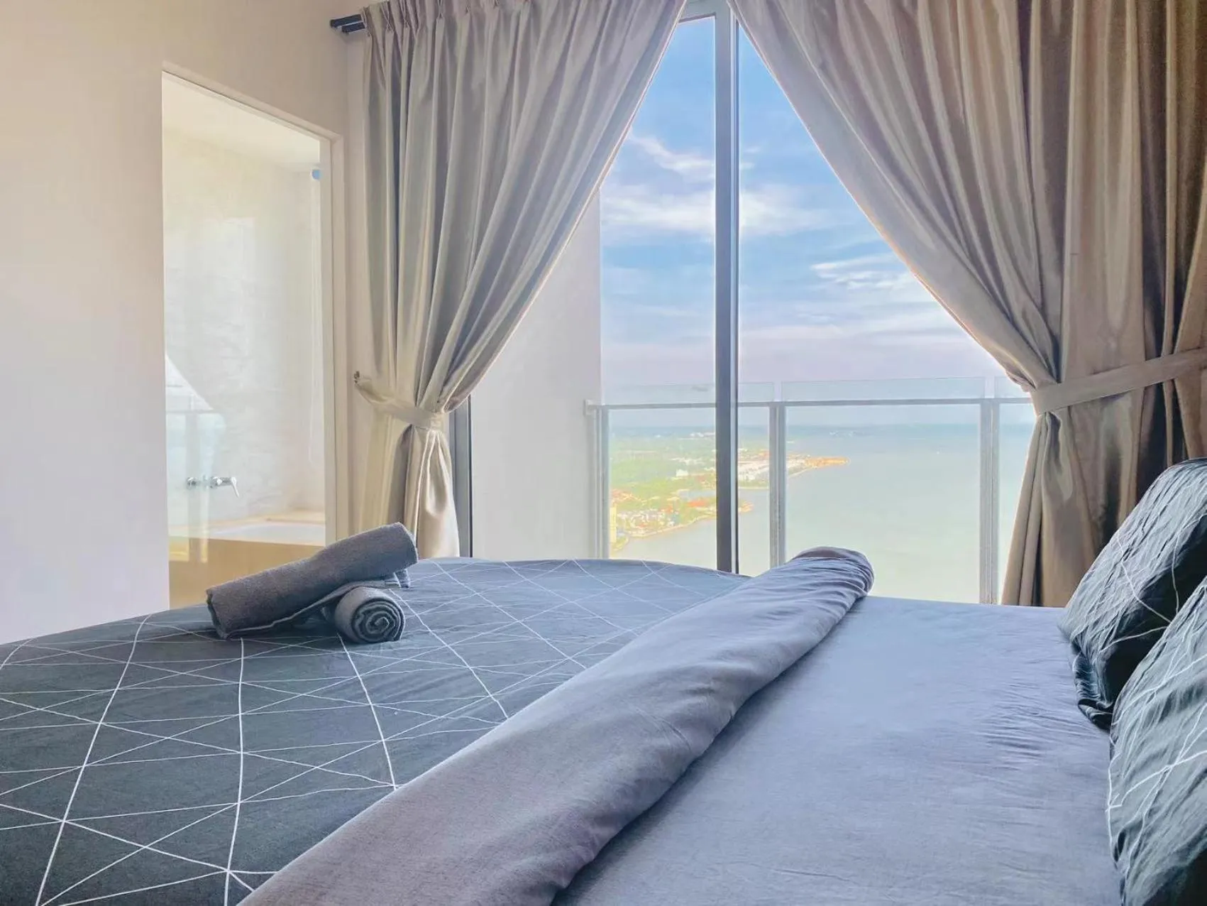 Bedroom, Bed in Silver Scape Residence Melaka Raya By Heystay Management