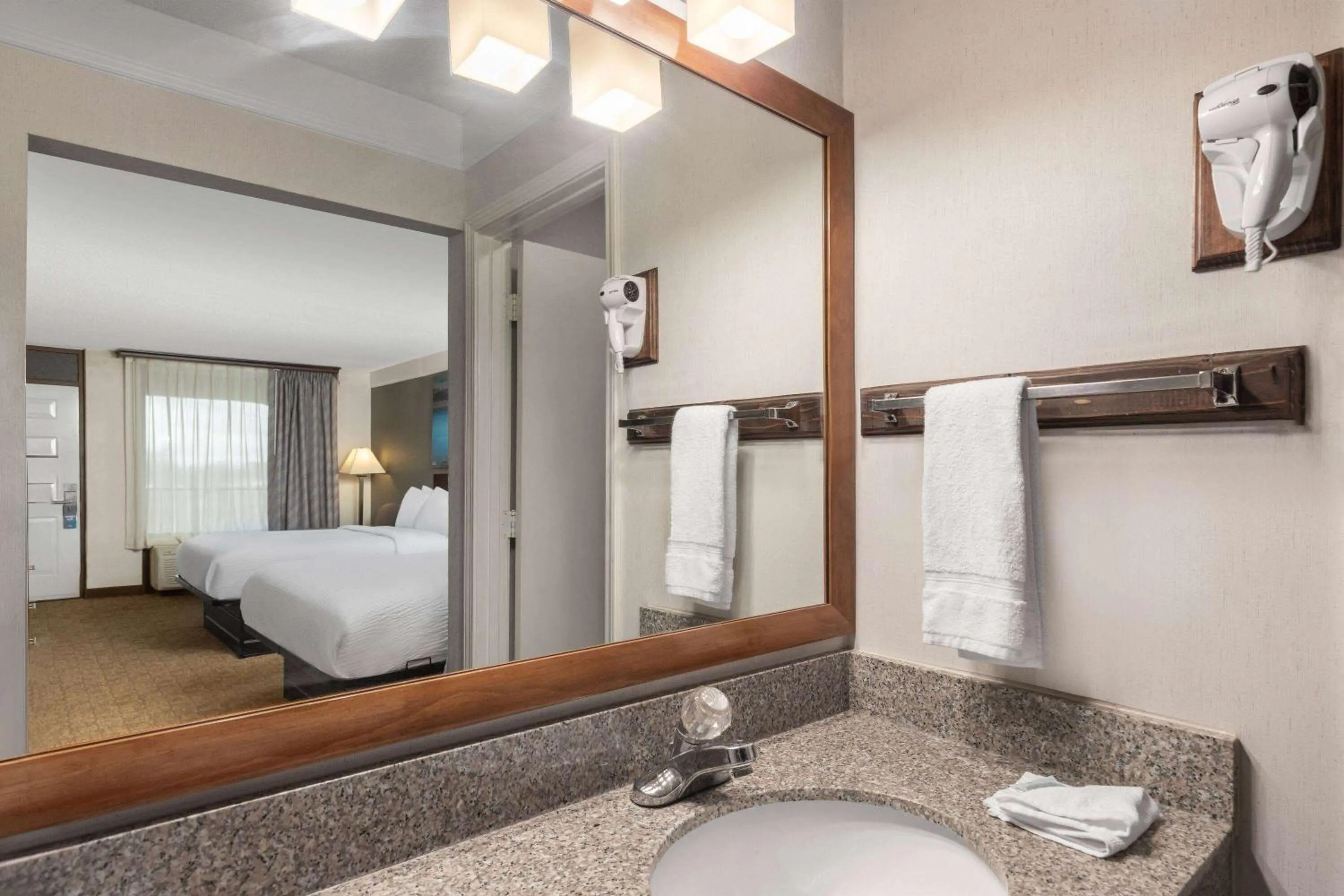 TV and multimedia, Bed in Days Inn by Wyndham Columbia Kentucky