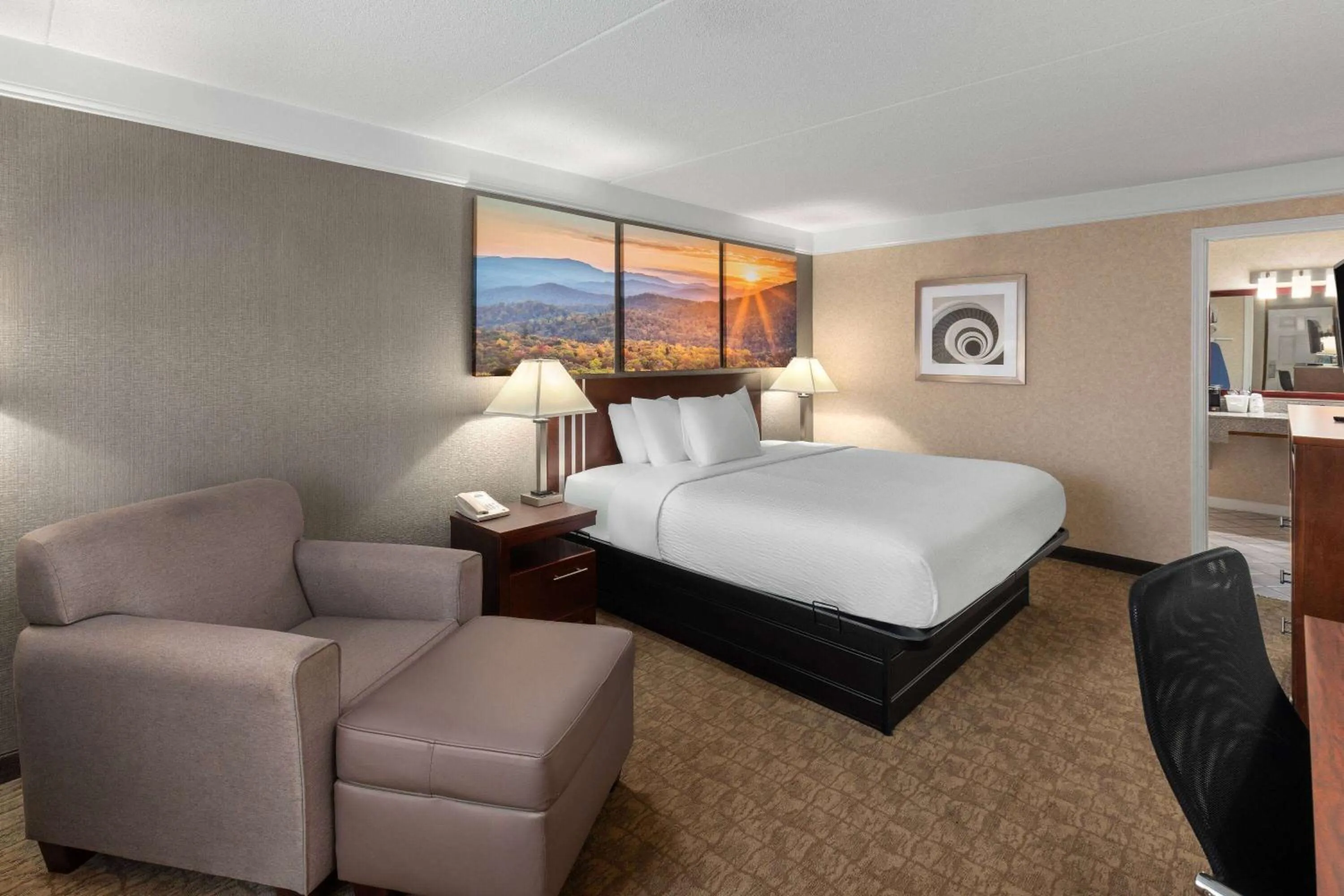 Photo of the whole room, Bed in Days Inn by Wyndham Columbia Kentucky