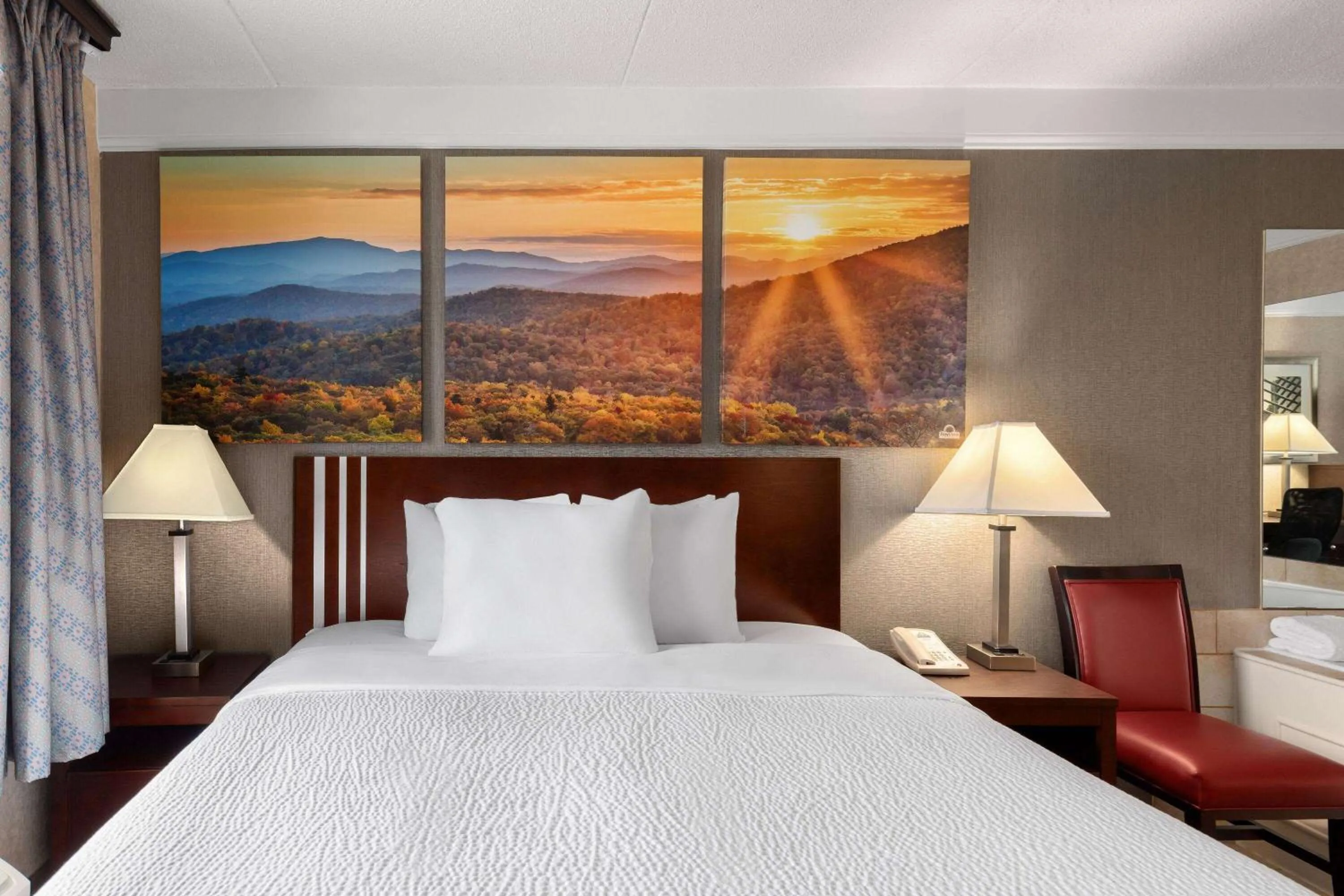 Hot Tub, Bed in Days Inn by Wyndham Columbia Kentucky