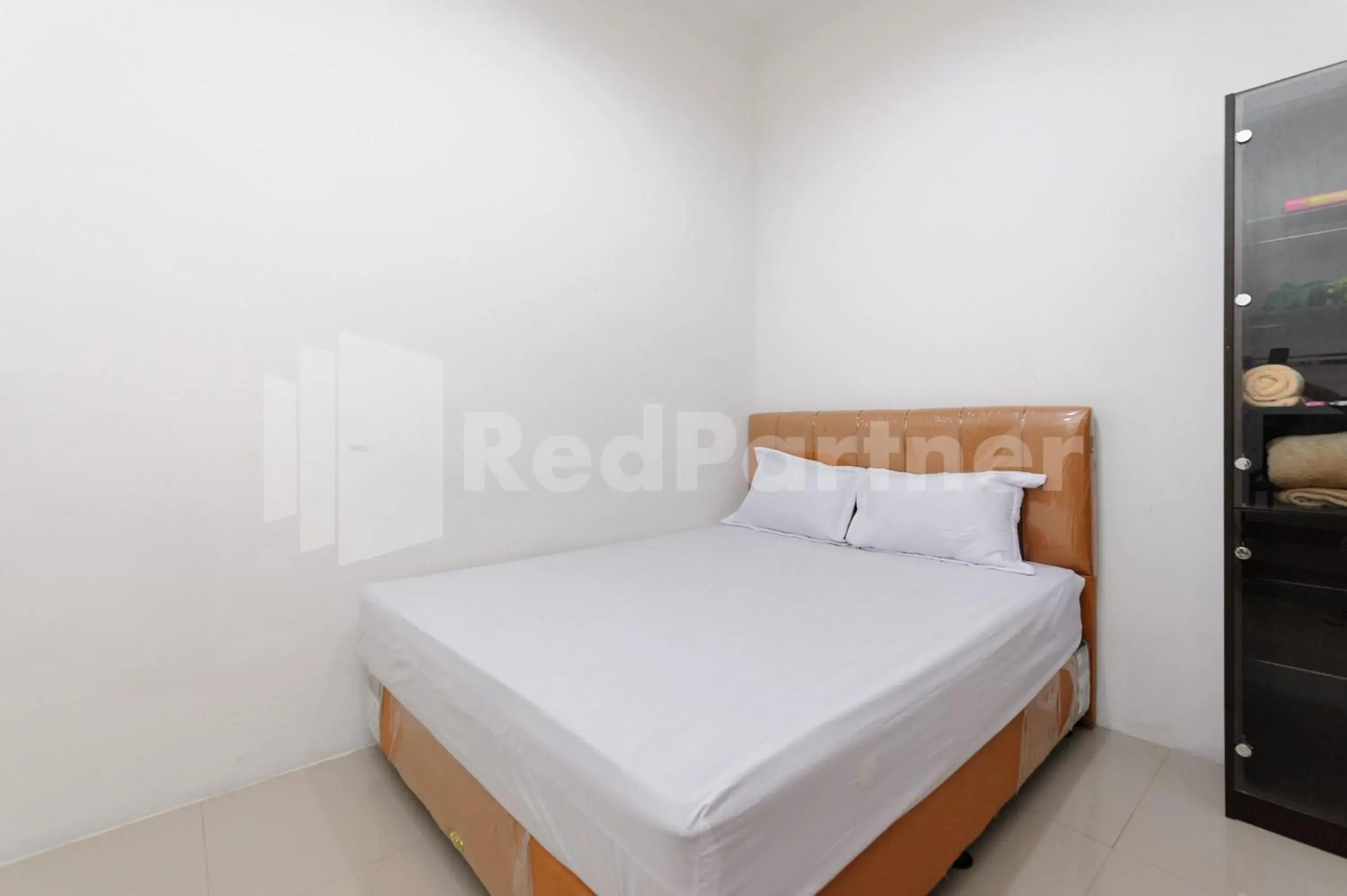 Deluxe Room in RedDoorz at Wisma Nabila Syariah near Masjid Raya Baiturrahman Banda Aceh Deluxe Room in RedDoorz at Wisma Nabila Syariah near Masjid Raya Baiturrahman Banda Aceh