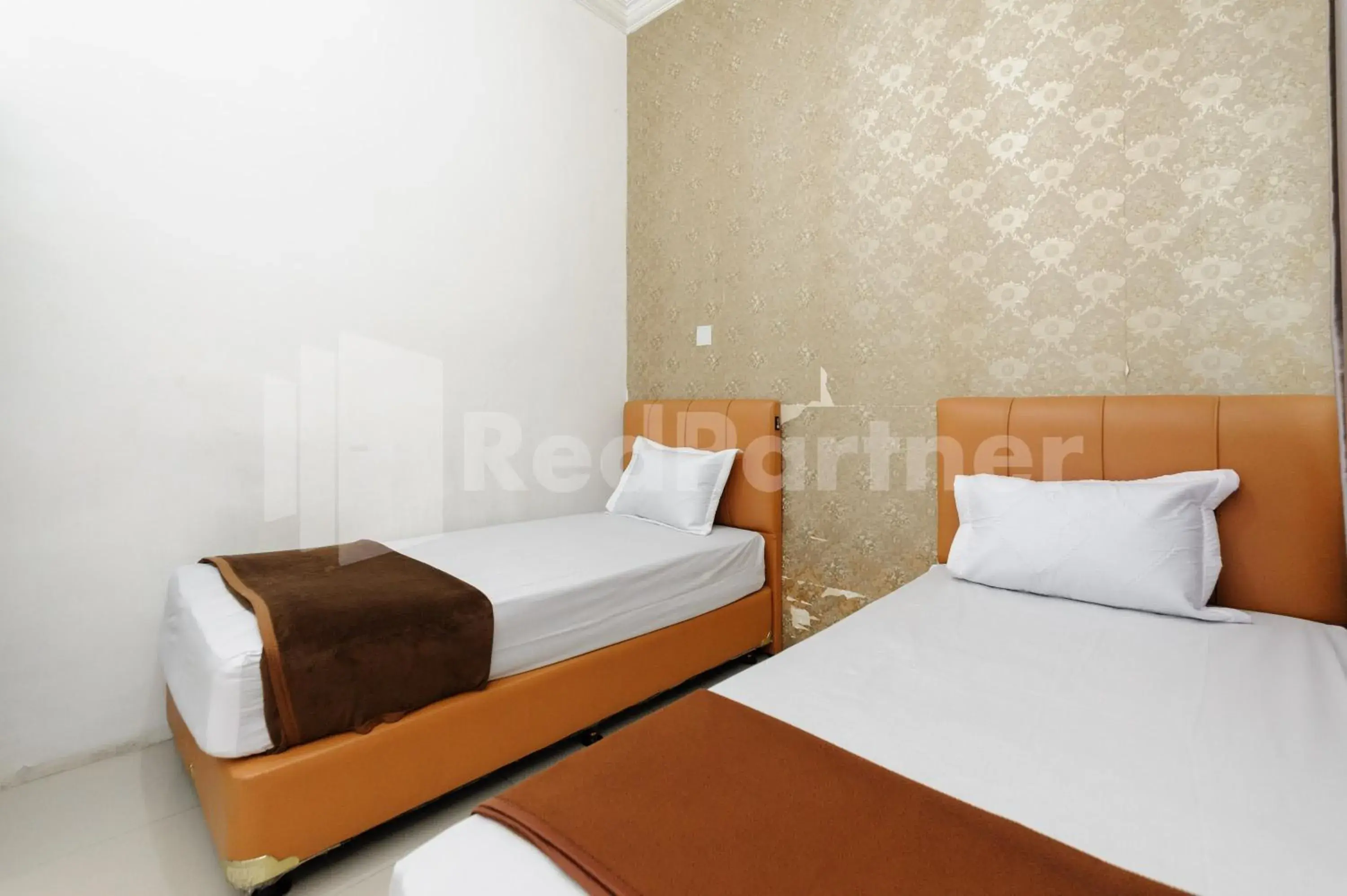 Deluxe Twin Room in RedDoorz at Wisma Nabila Syariah near Masjid Raya Baiturrahman Banda Aceh Deluxe Twin Room in RedDoorz at Wisma Nabila Syariah near Masjid Raya Baiturrahman Banda Aceh