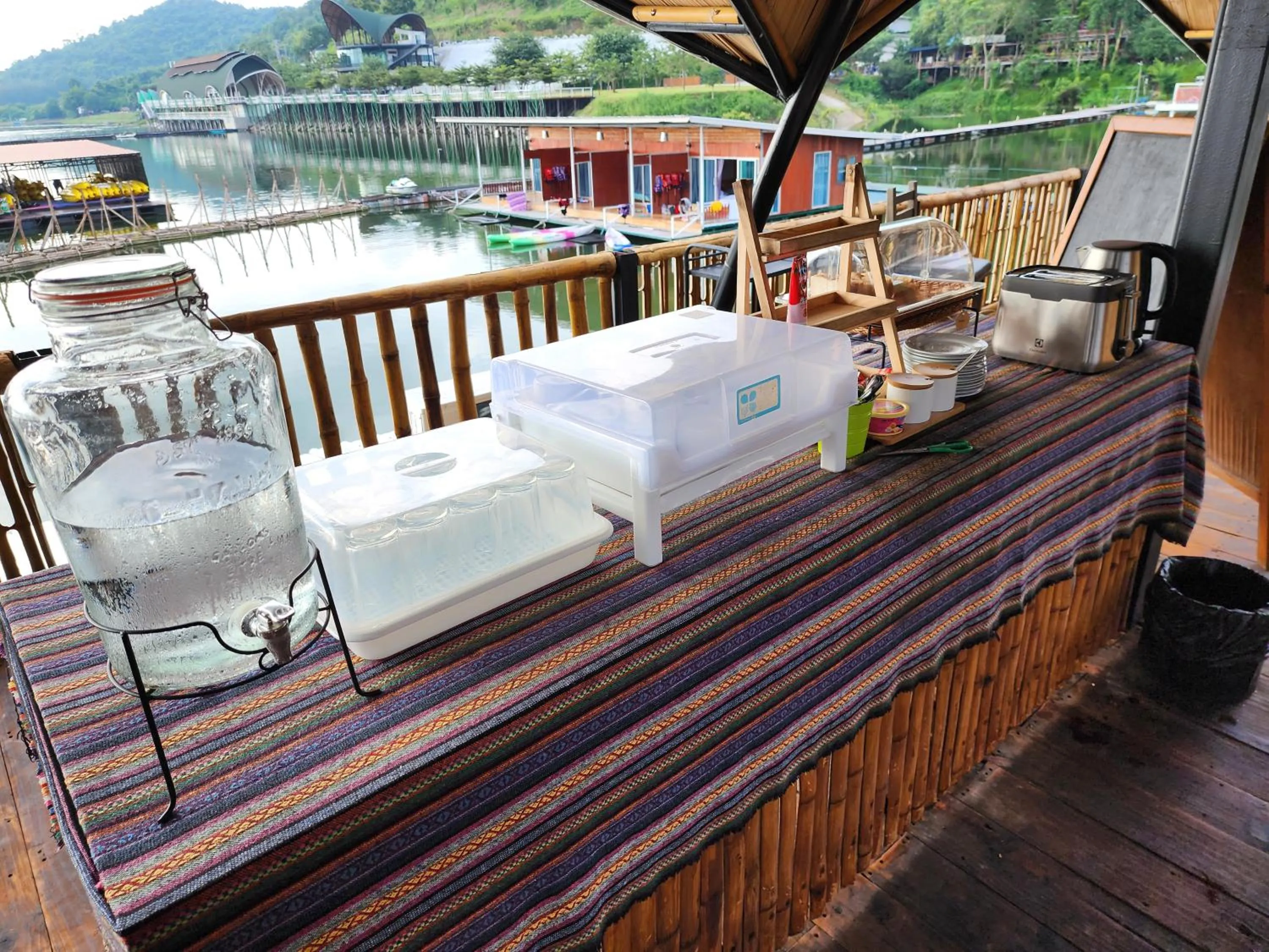 Restaurant/places to eat in บ้านไร่ วรรณ วาลย์ รีสอร์ท