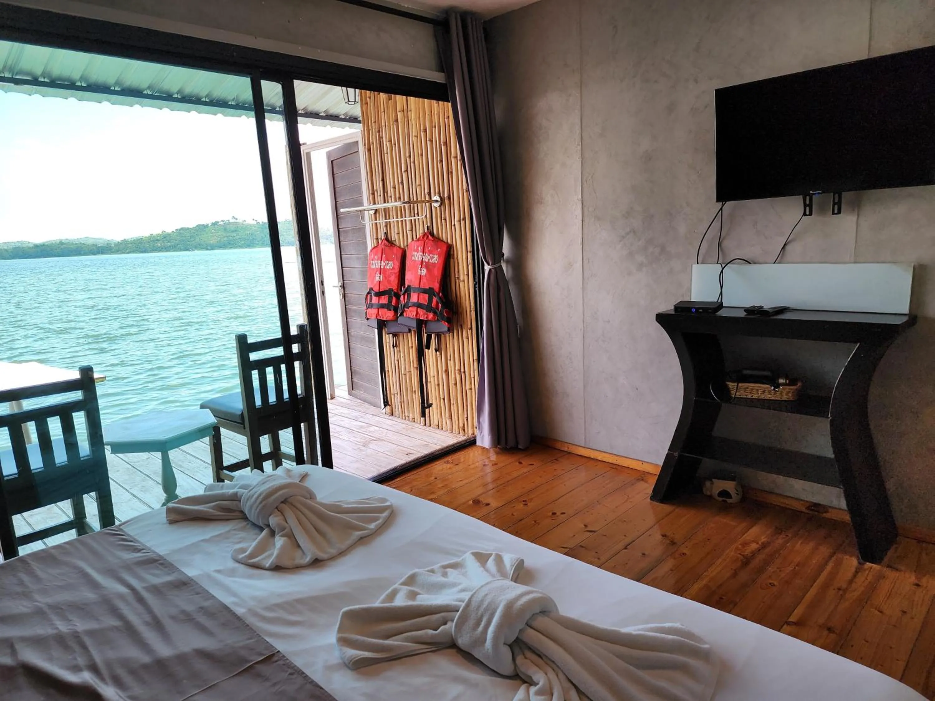 River view, Bed in บ้านไร่ วรรณ วาลย์ รีสอร์ท