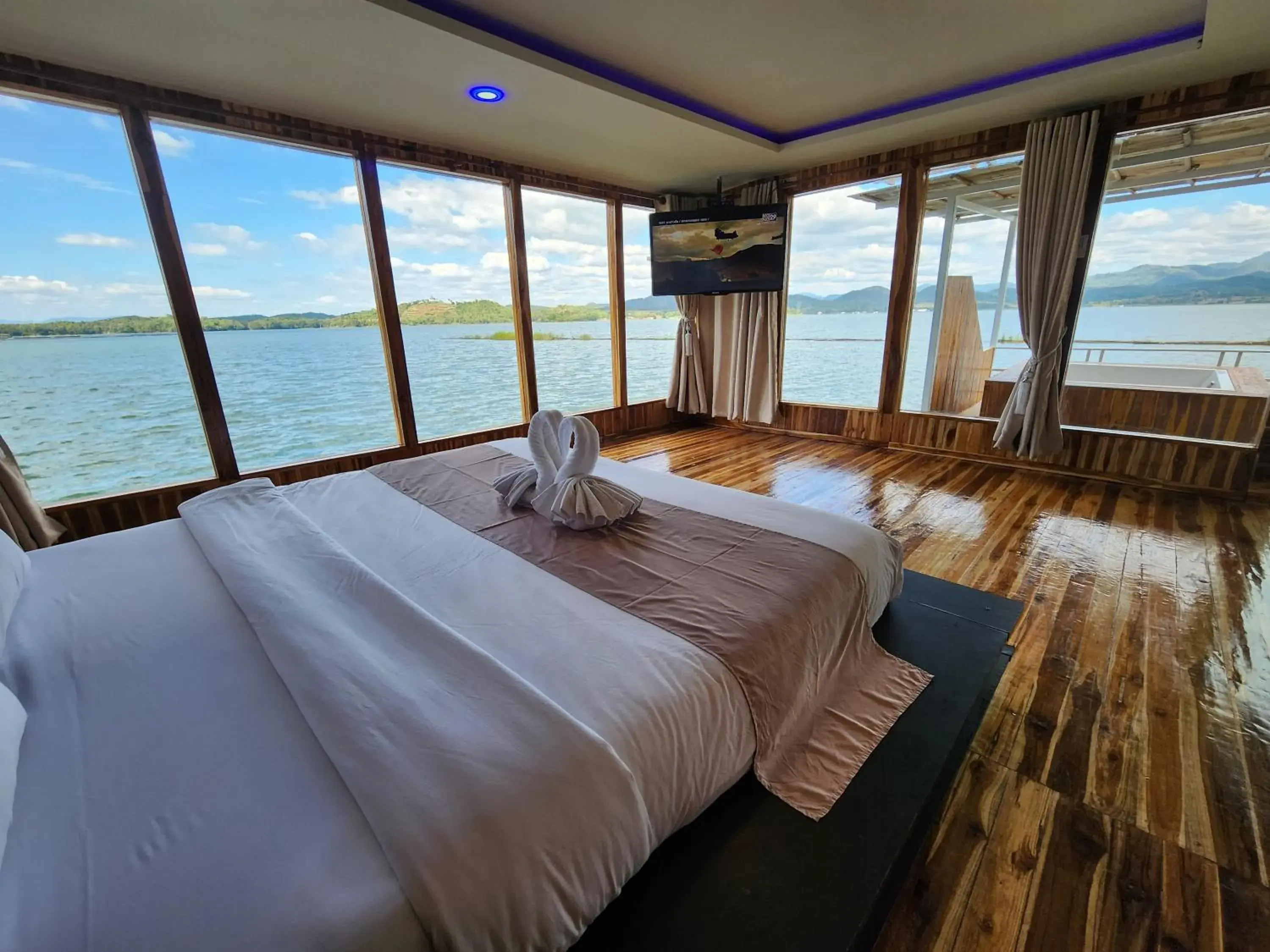 King Suite with Spa Bath in บ้านไร่ วรรณ วาลย์ รีสอร์ท King Suite with Spa Bath in บ้านไร่ วรรณ วาลย์ รีสอร์ท