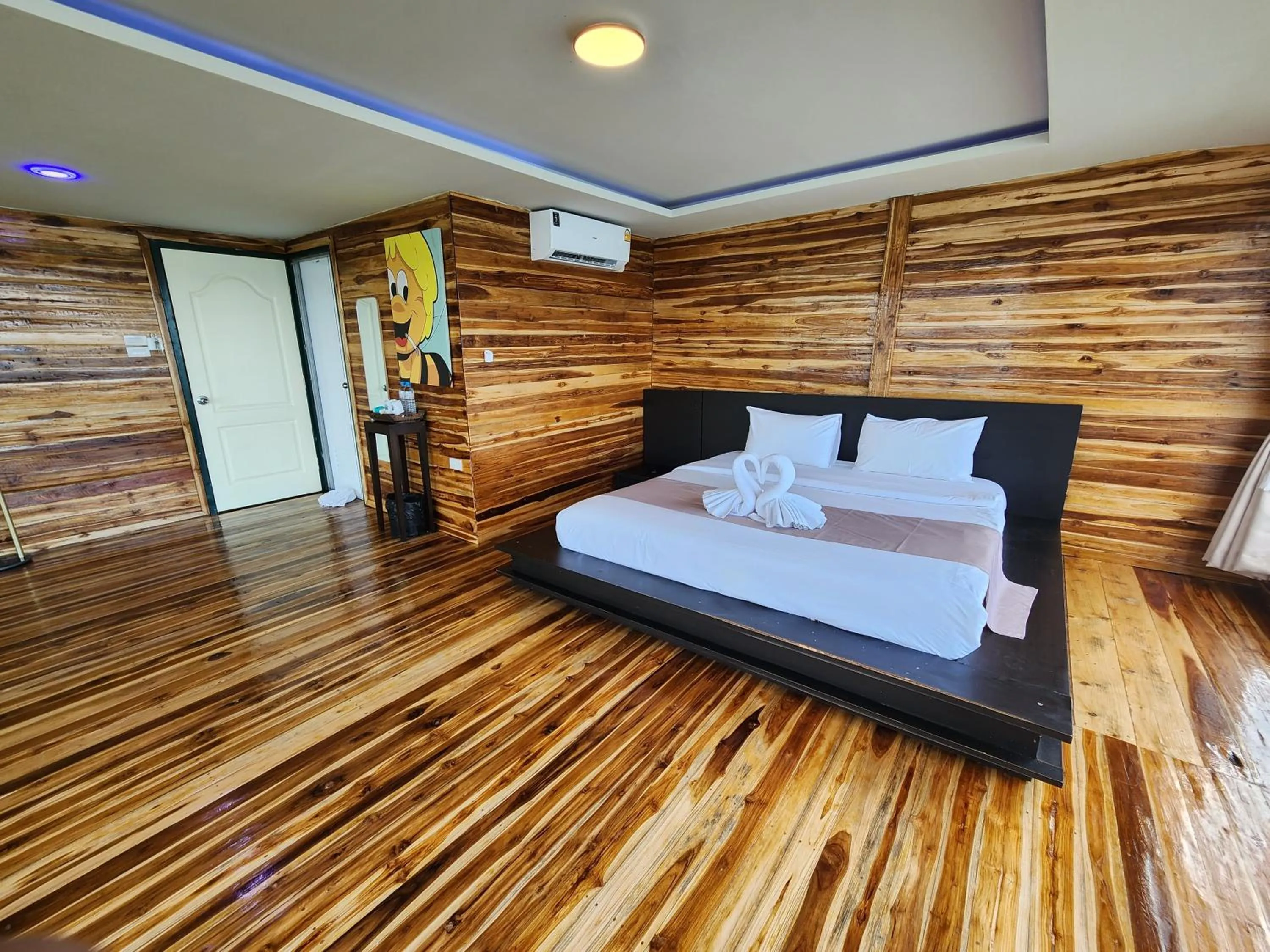 Bathroom, Bed in บ้านไร่ วรรณ วาลย์ รีสอร์ท