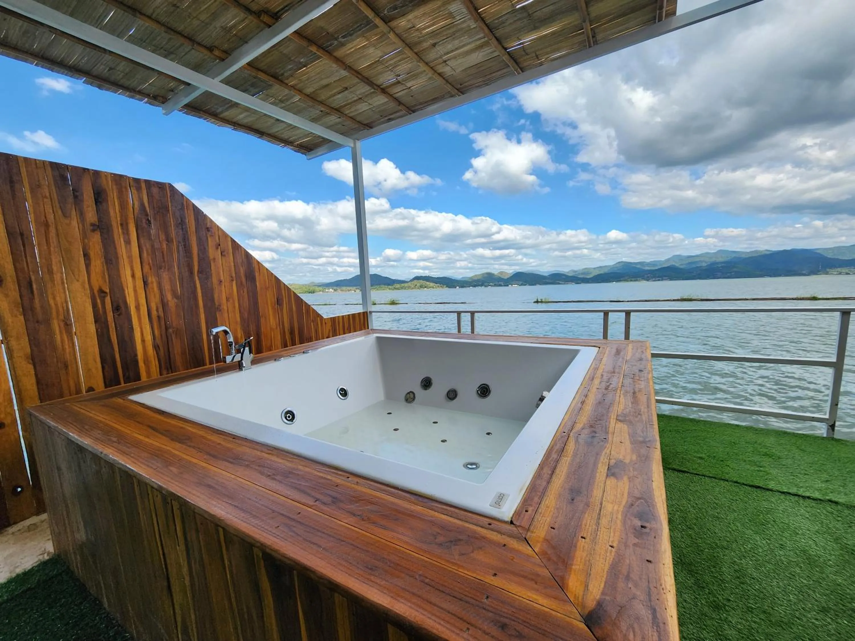 Hot Tub in บ้านไร่ วรรณ วาลย์ รีสอร์ท