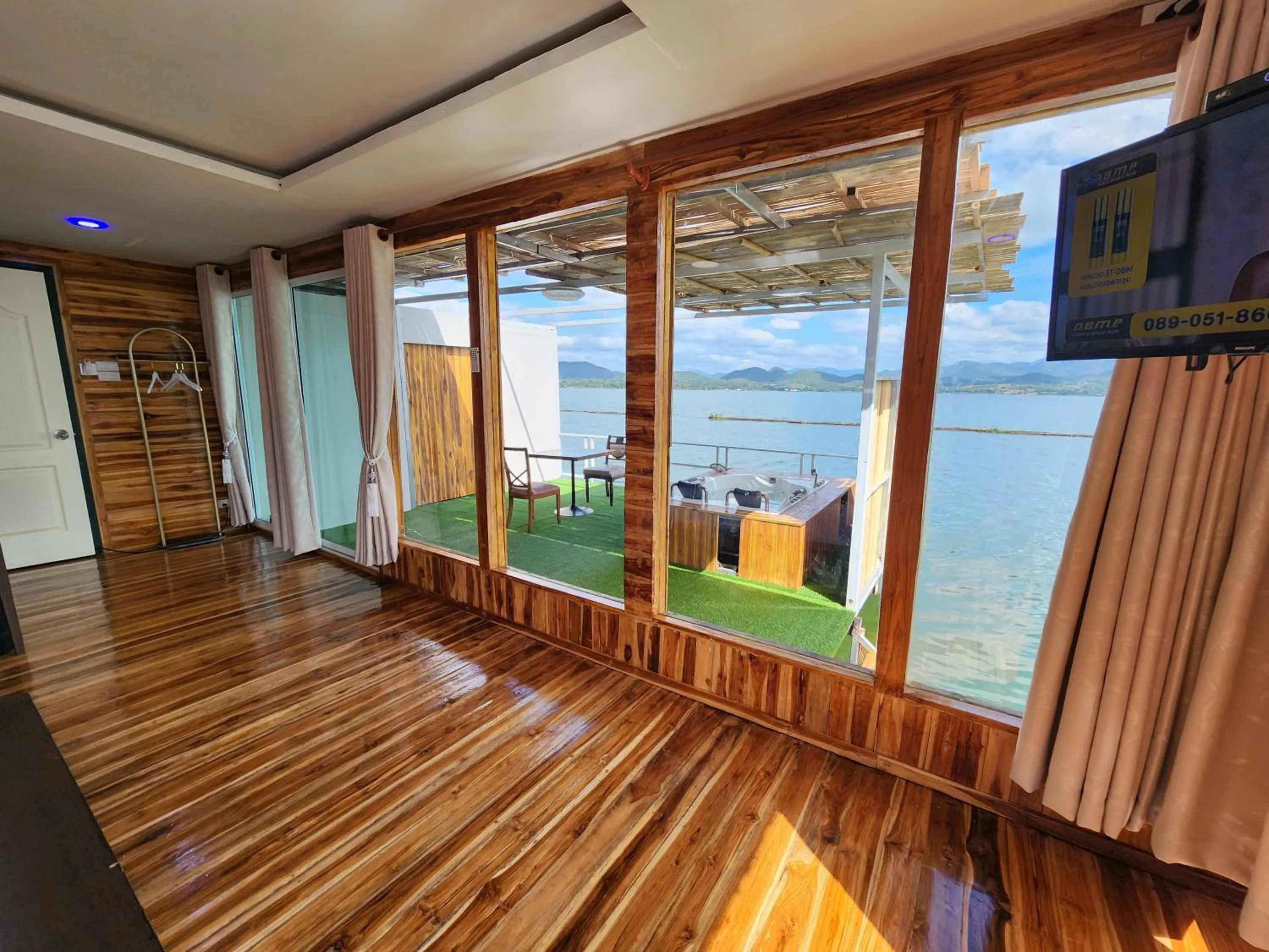 TV and multimedia in บ้านไร่ วรรณ วาลย์ รีสอร์ท