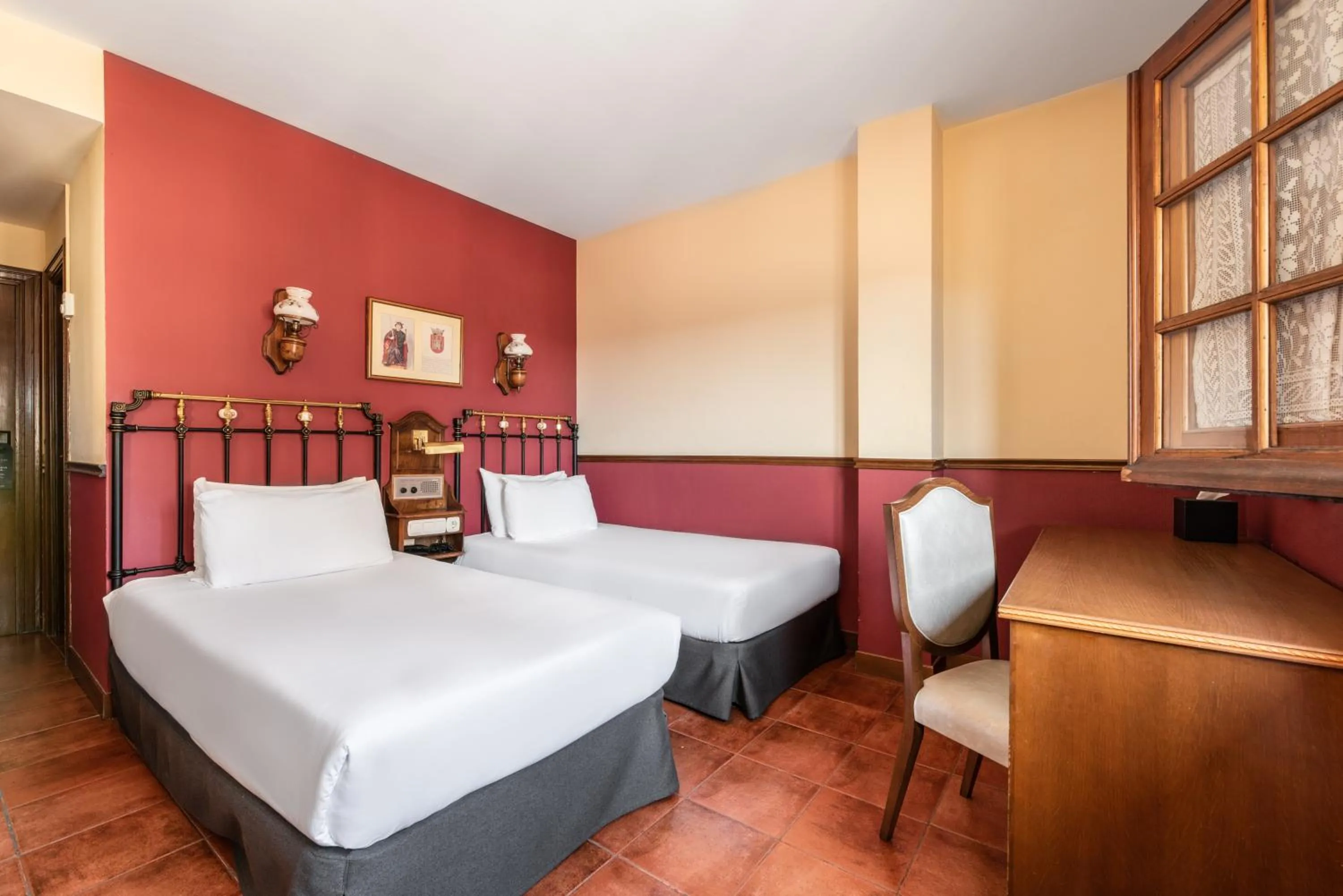 Photo of the whole room, Bed in Crisol Mesón del Cid