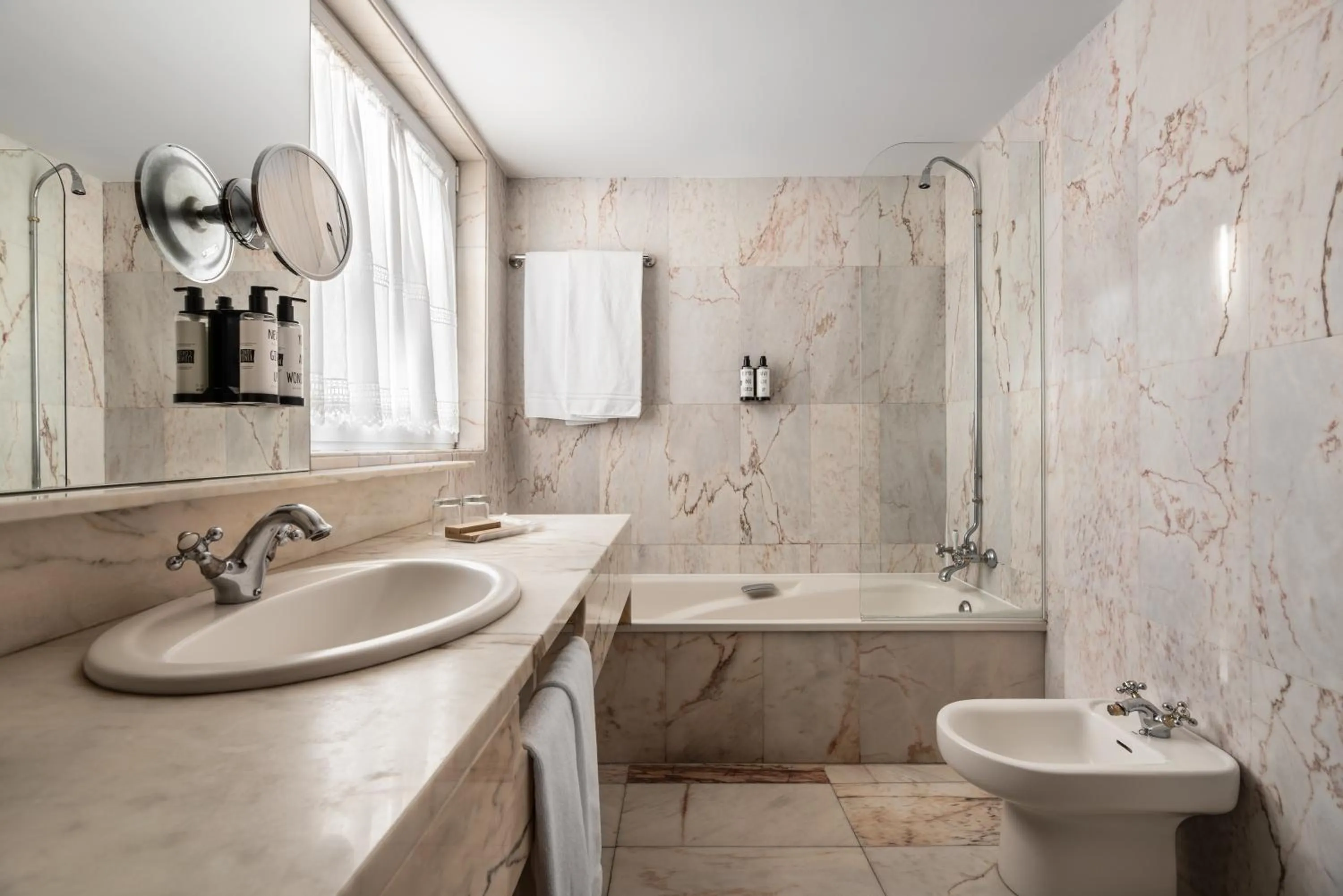 Bathroom in Crisol Mesón del Cid