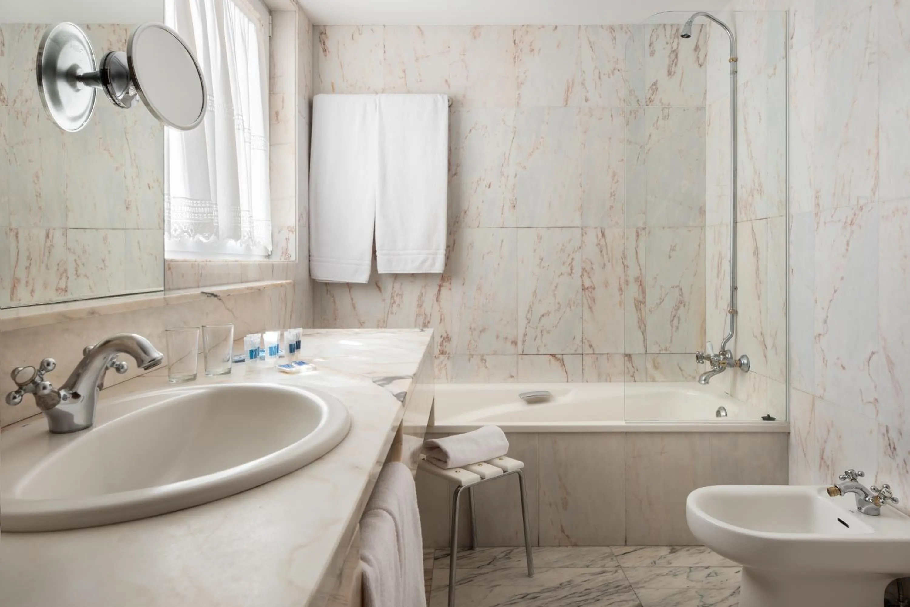 Bathroom in Crisol Mesón del Cid