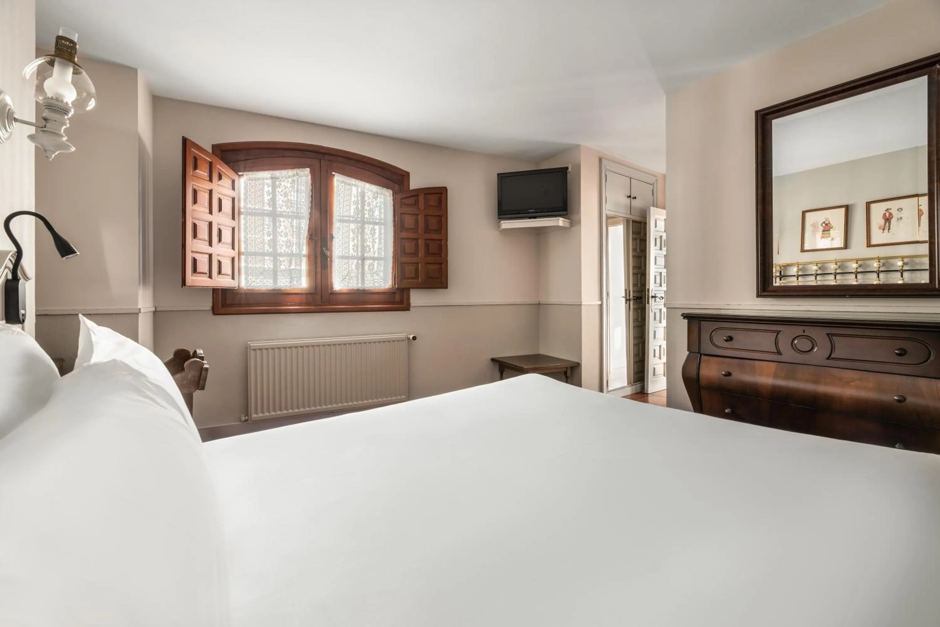 Photo of the whole room, Bed in Crisol Mesón del Cid