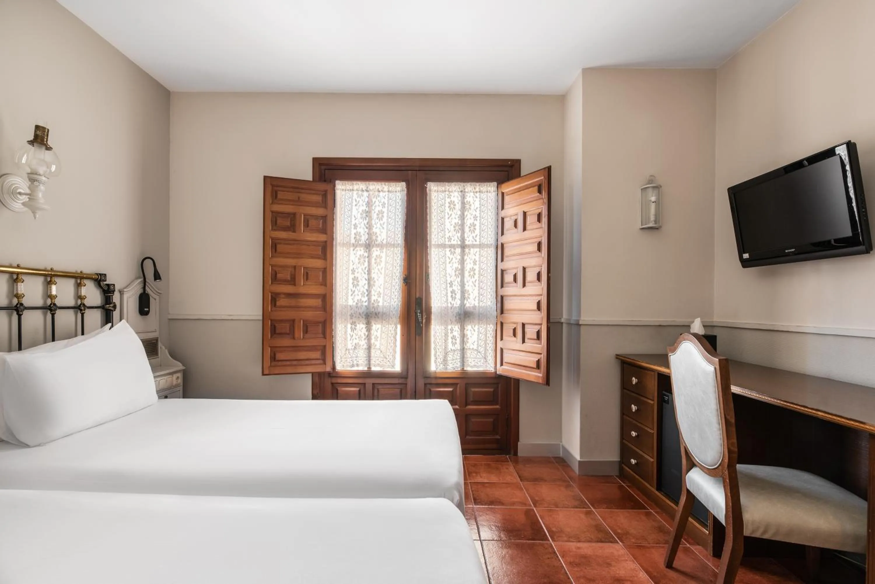 Photo of the whole room, Bed in Crisol Mesón del Cid