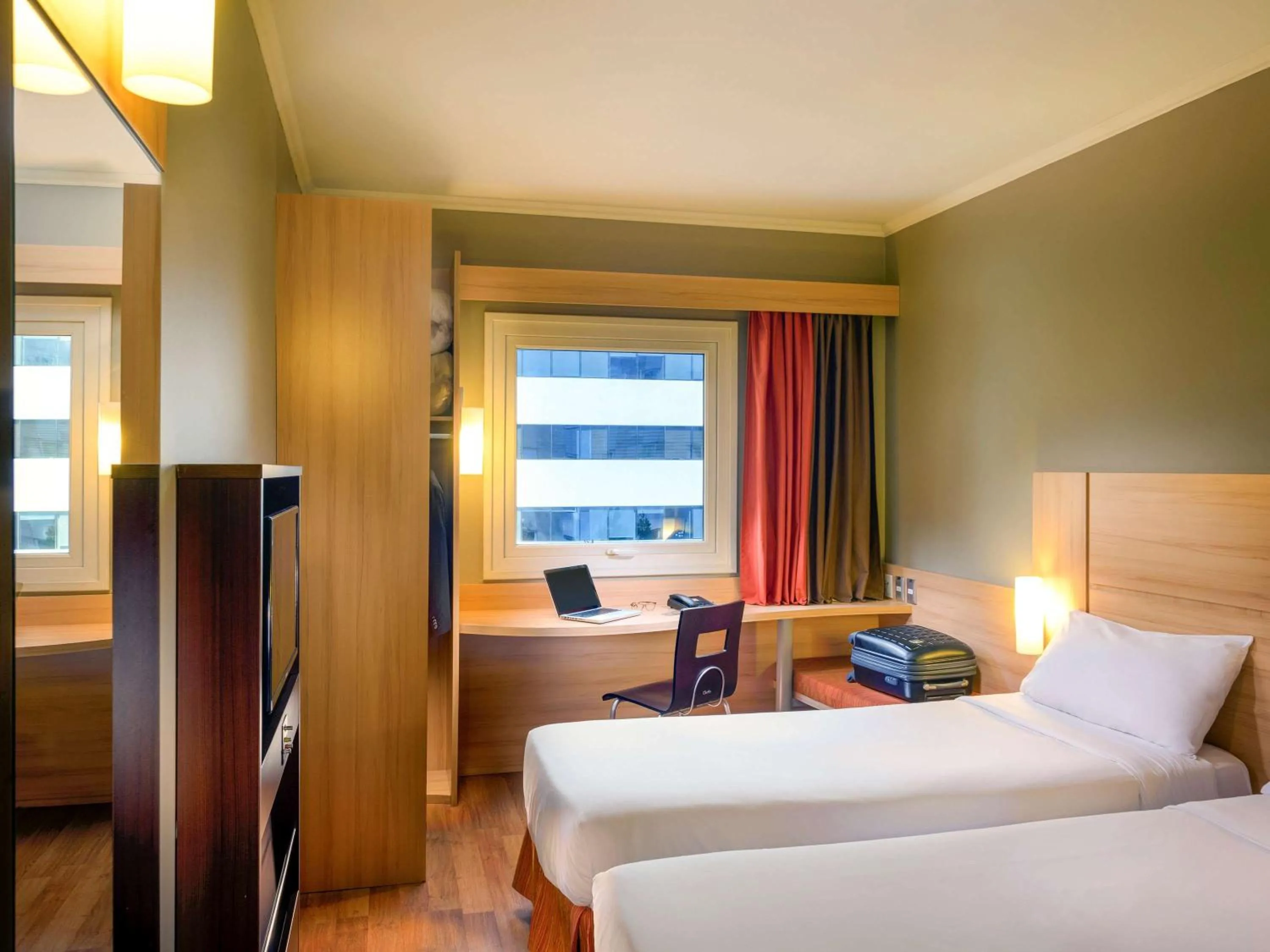 Photo of the whole room, Bed in ibis Santiago Las Condes