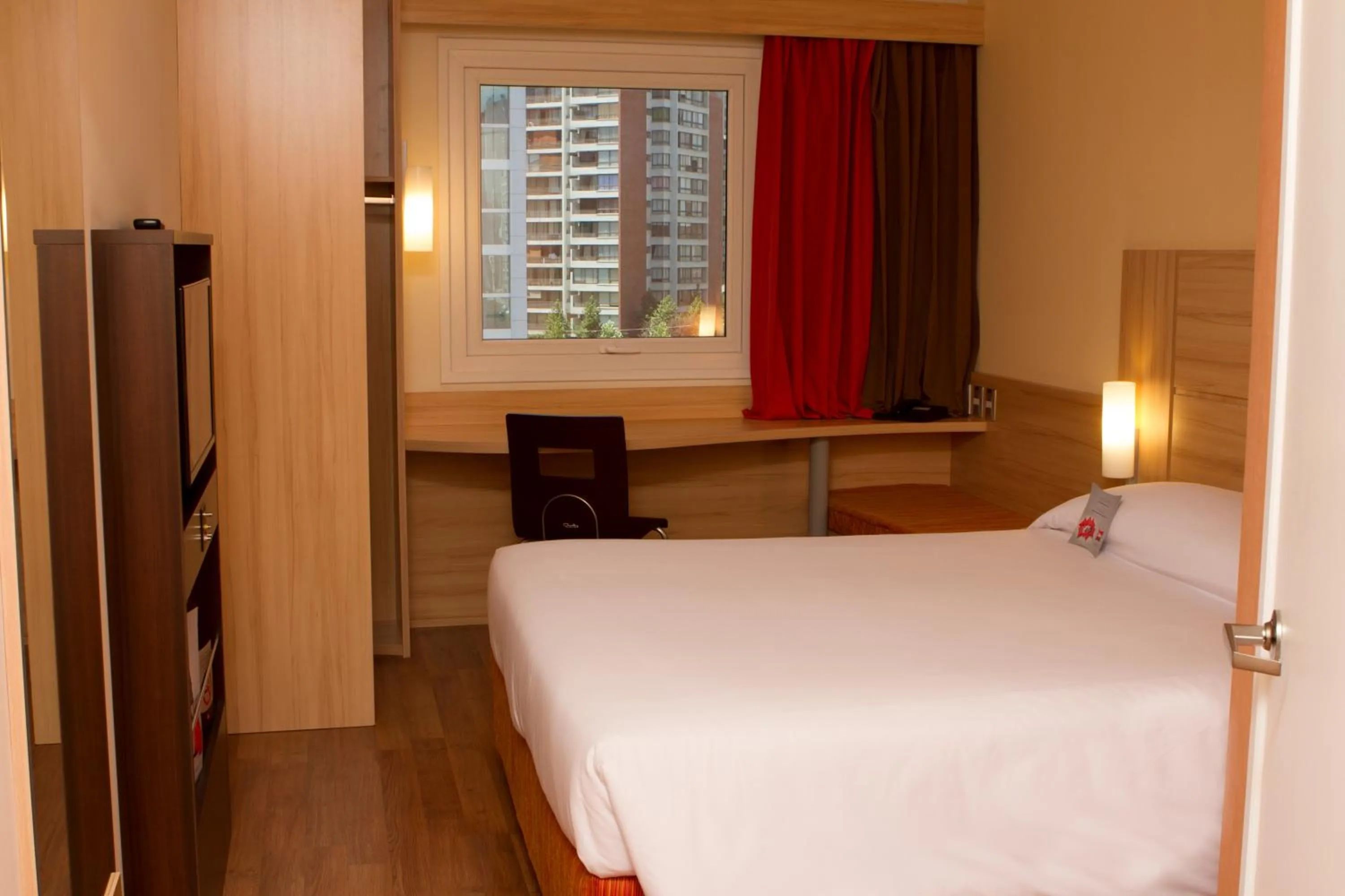 People, Bed in ibis Santiago Las Condes
