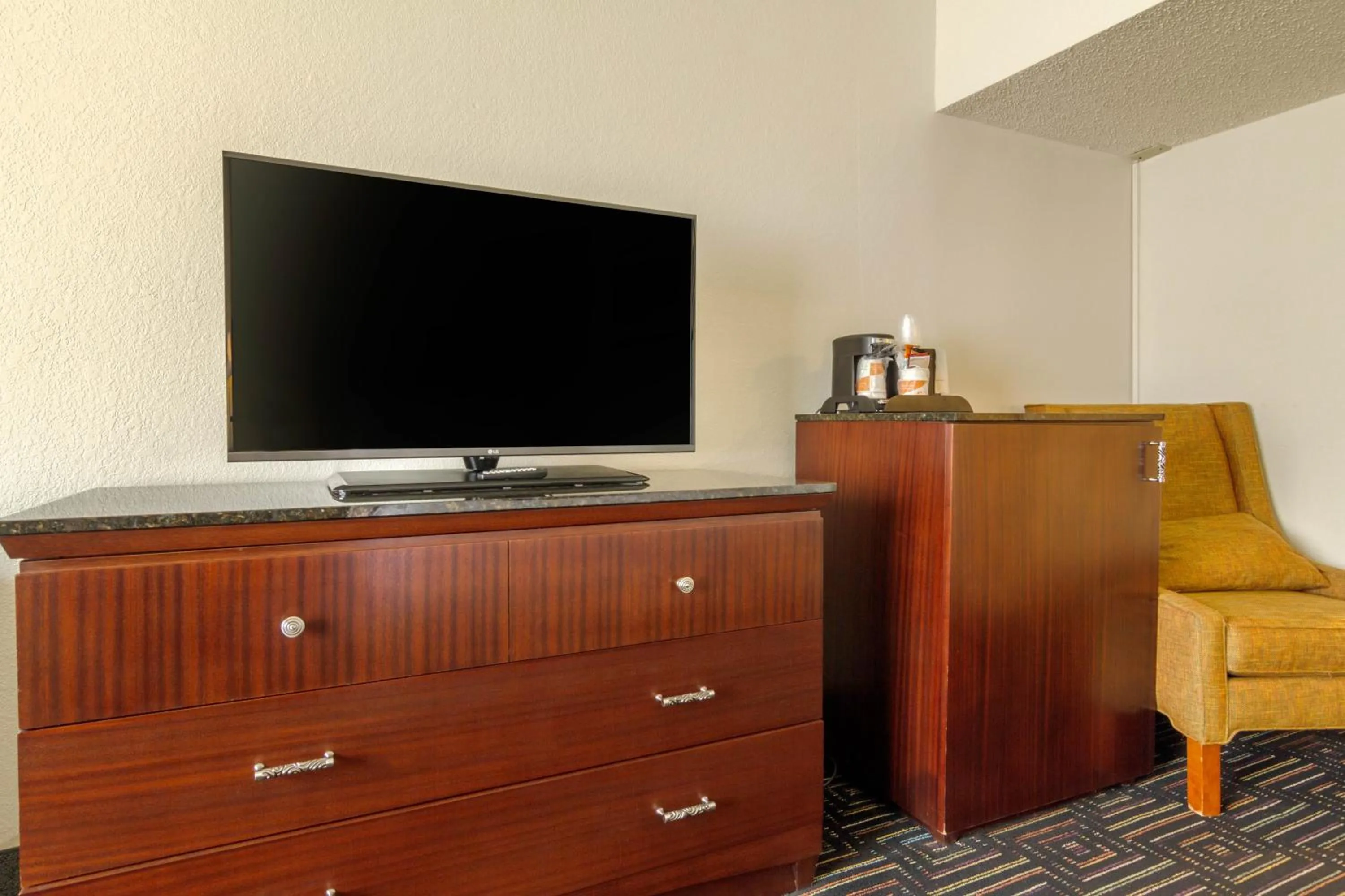 TV and multimedia in Inn at the Highland Denver Downtown