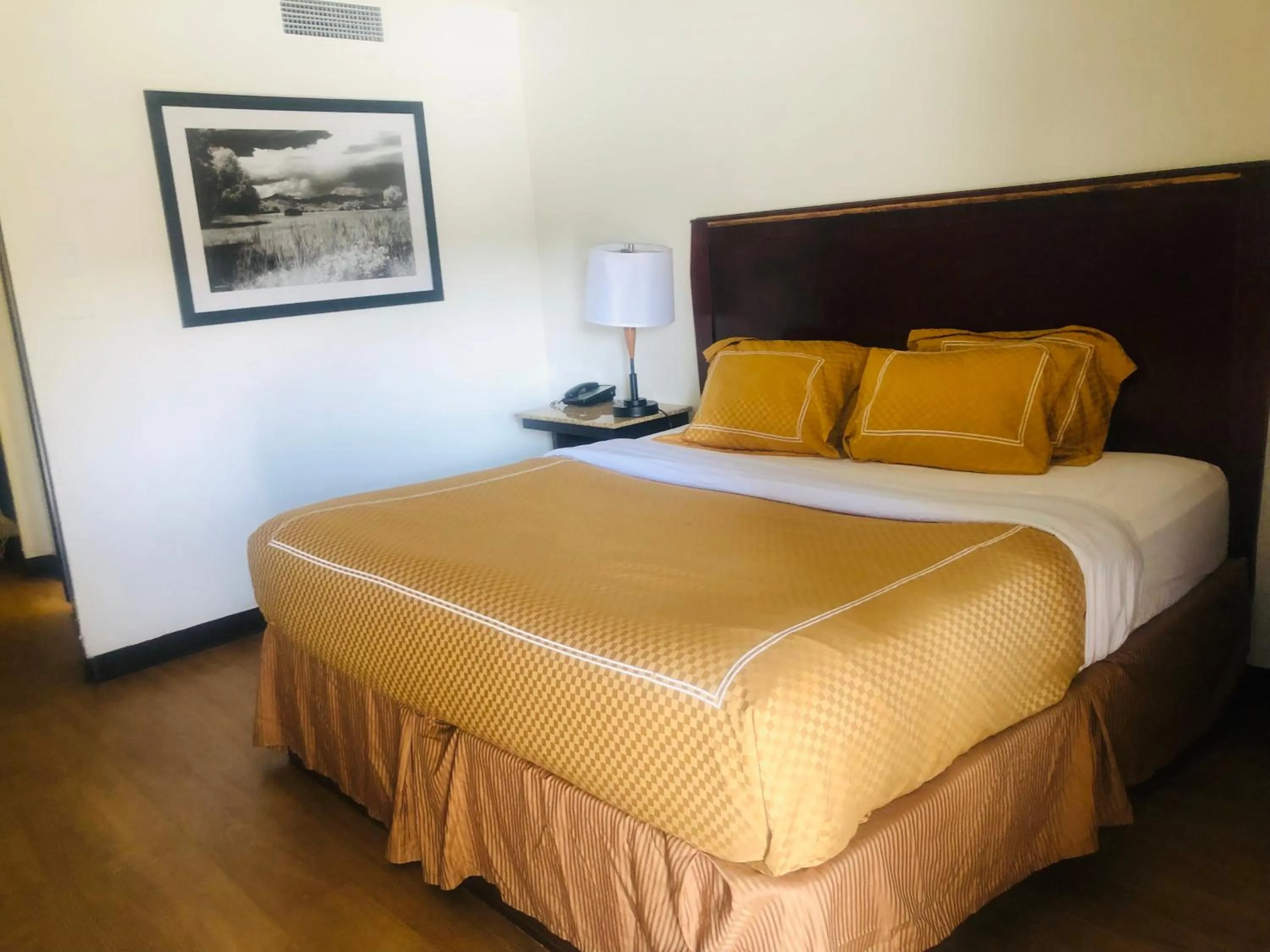 Bed in Inn at the Highland Denver Downtown