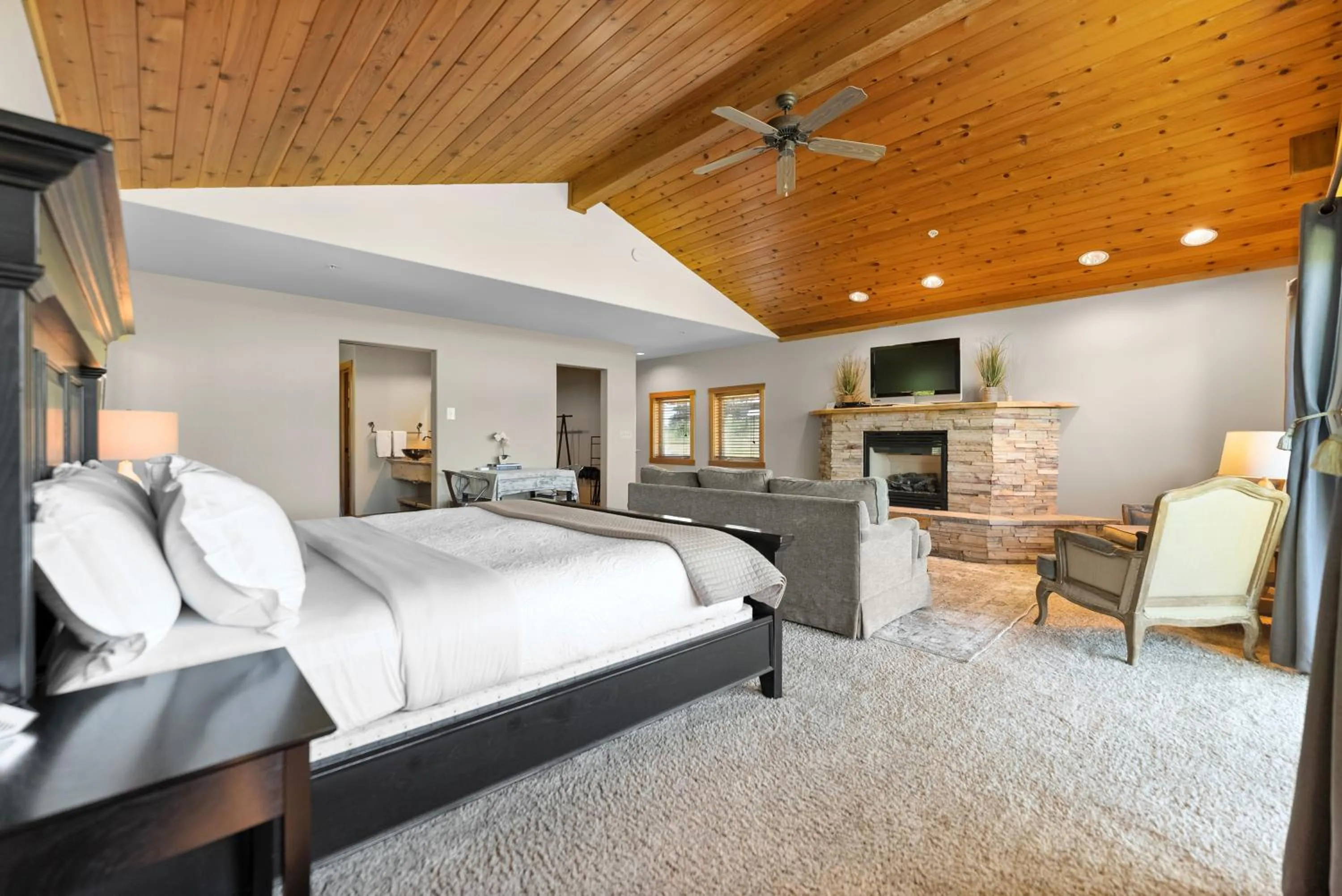 Bed in Mt Gardner Inn