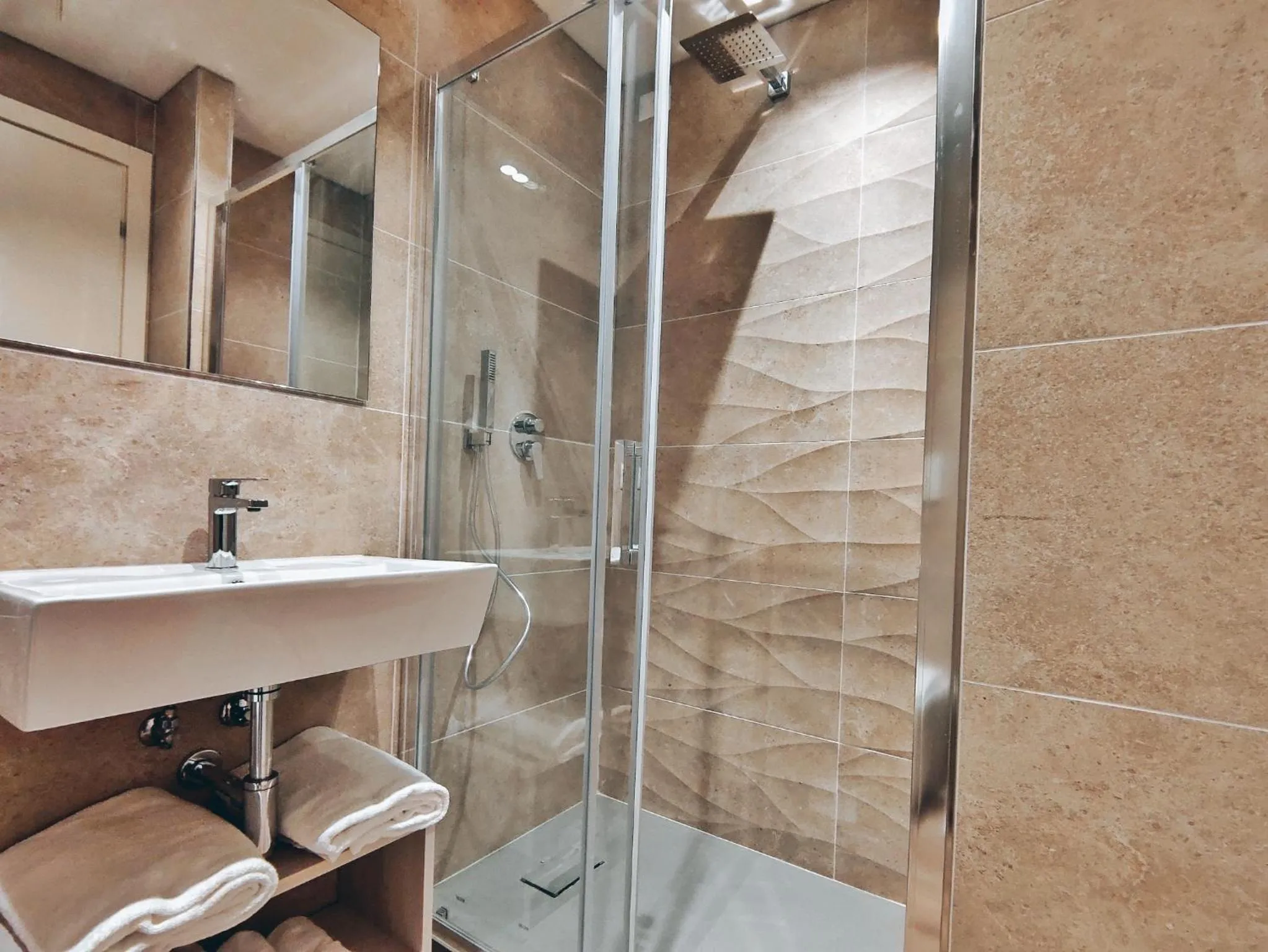 Shower in Hotel Valle del Fiora