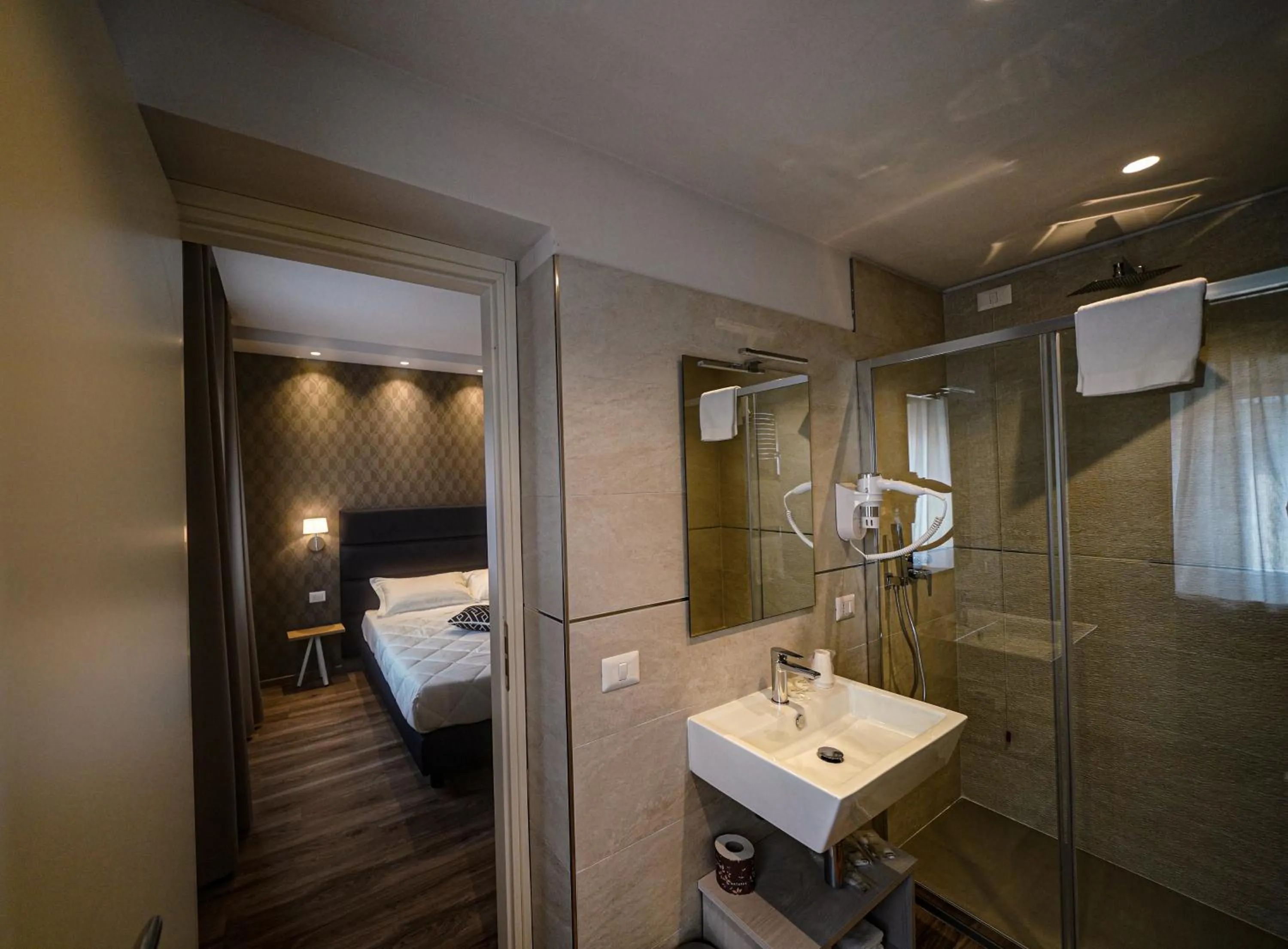 Shower, Bed in Hotel Valle del Fiora