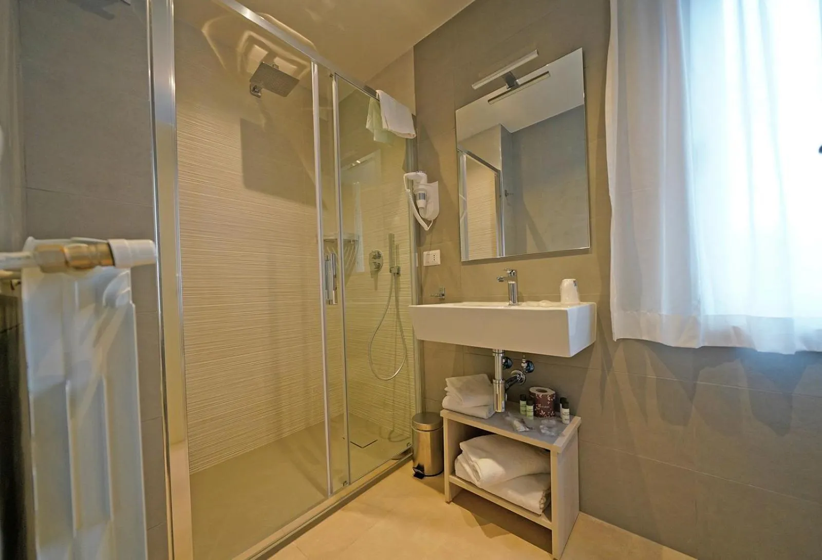 Shower in Hotel Valle del Fiora