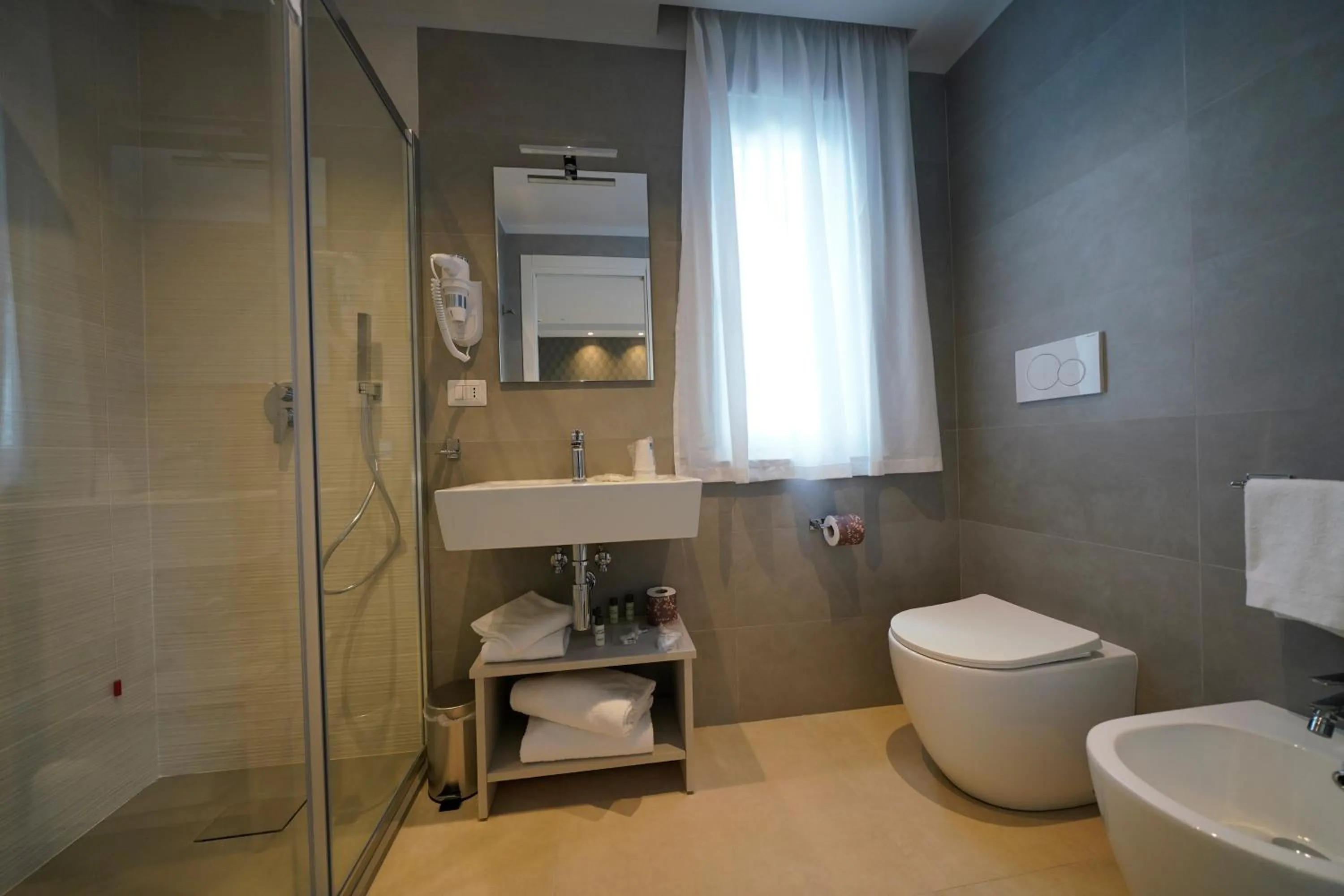 Shower in Hotel Valle del Fiora