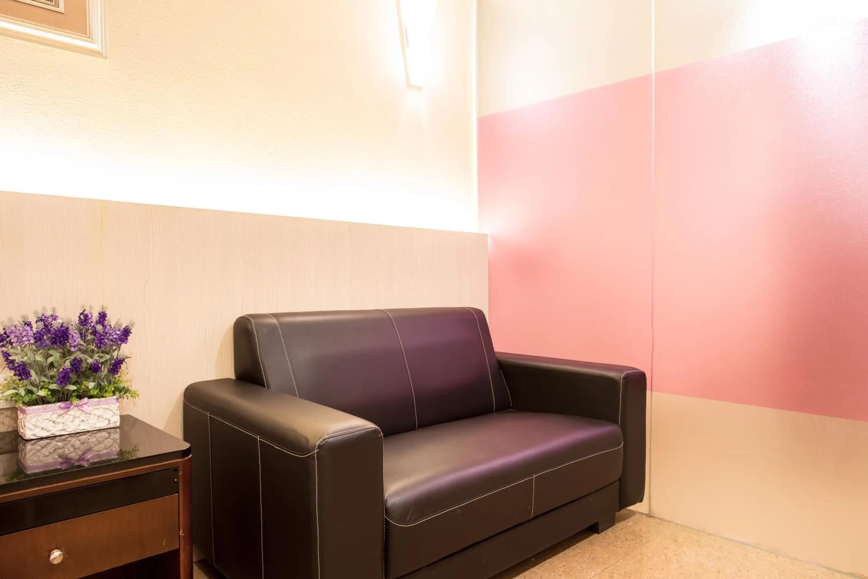 Seating area in Lavender Inn Nusa Bestari