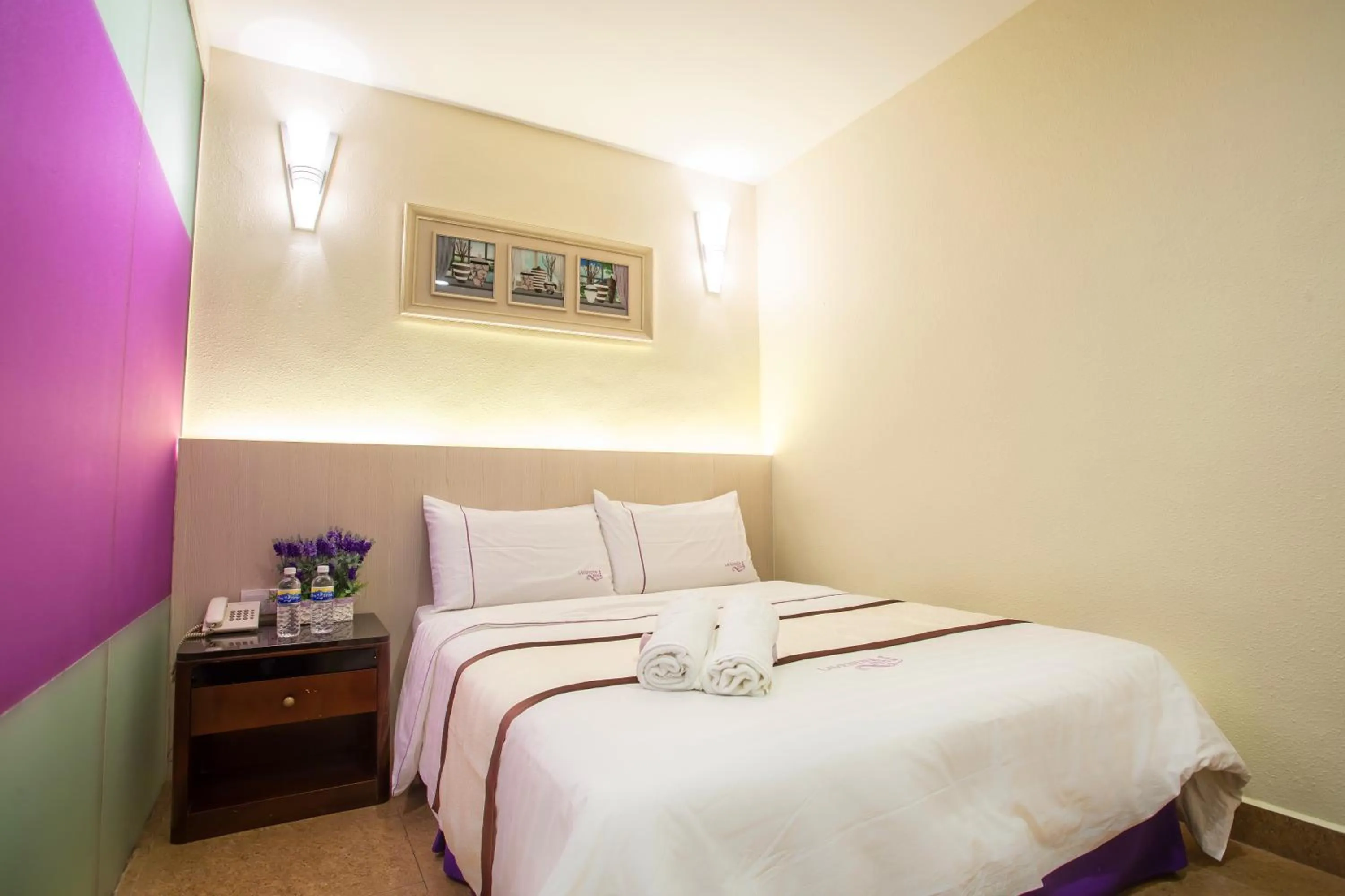 Photo of the whole room, Bed in Lavender Inn Nusa Bestari