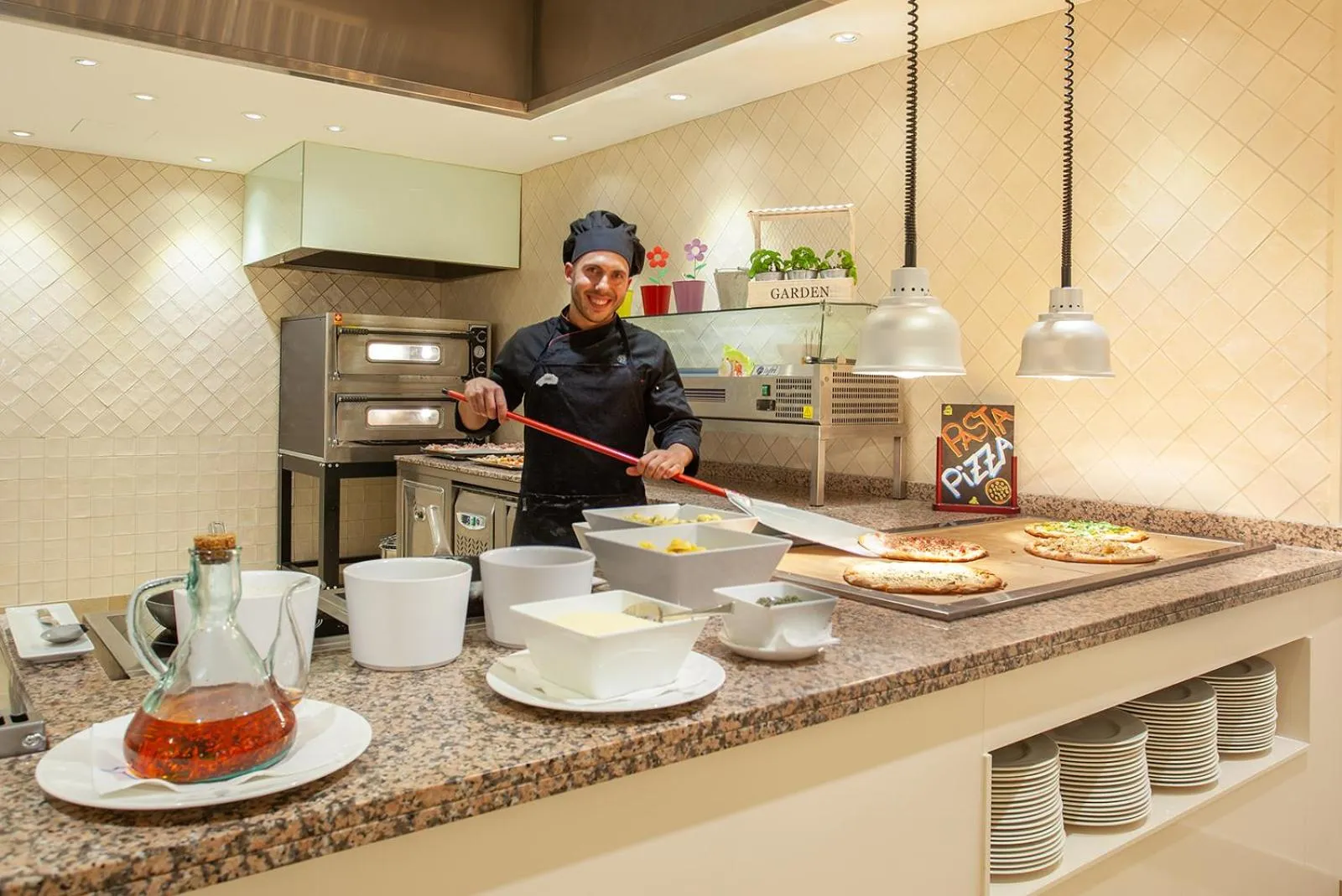 Restaurant/places to eat in Grupotel Macarella Suites & Spa