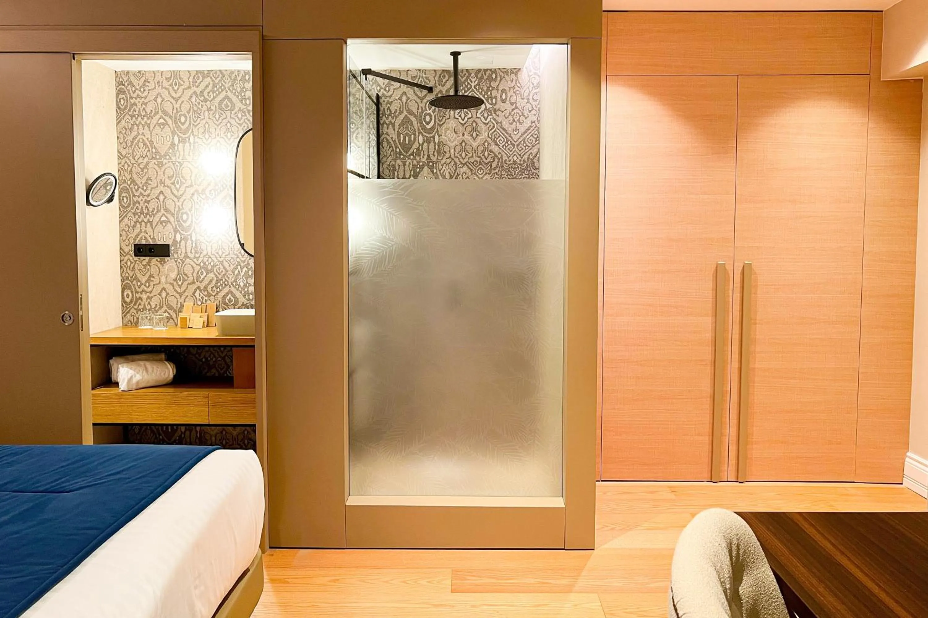 Shower, Bed in Boutique Hotel Cordial Plaza Mayor de Santa Ana