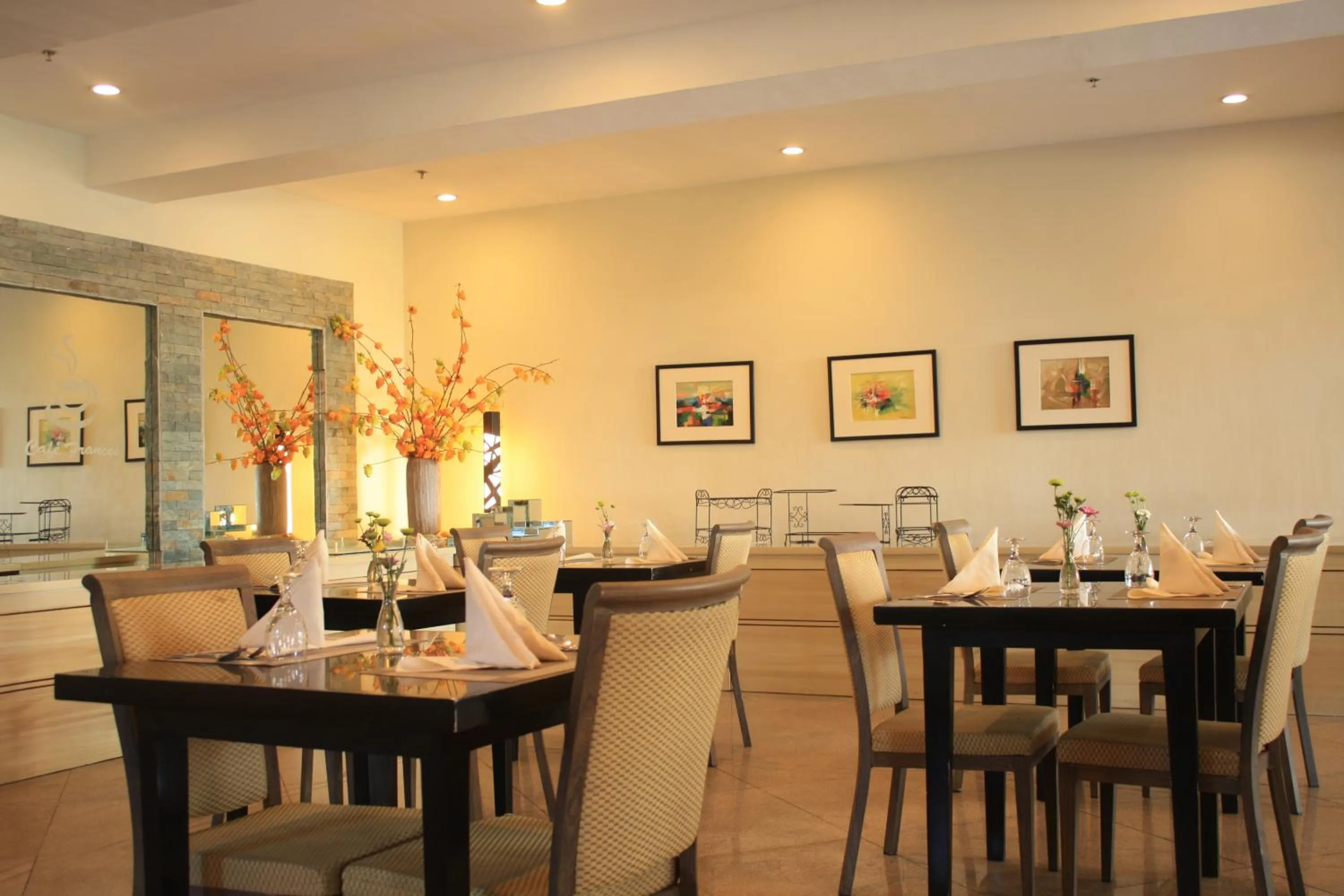 Coffee/tea facilities in The Pinnacle Hotel and Suites